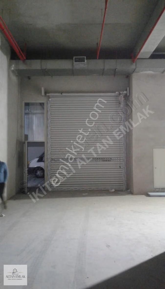 İkitelli Osb De H:6 M, Kamyon Yanaşır, Toprağa Basar Net 340 M2