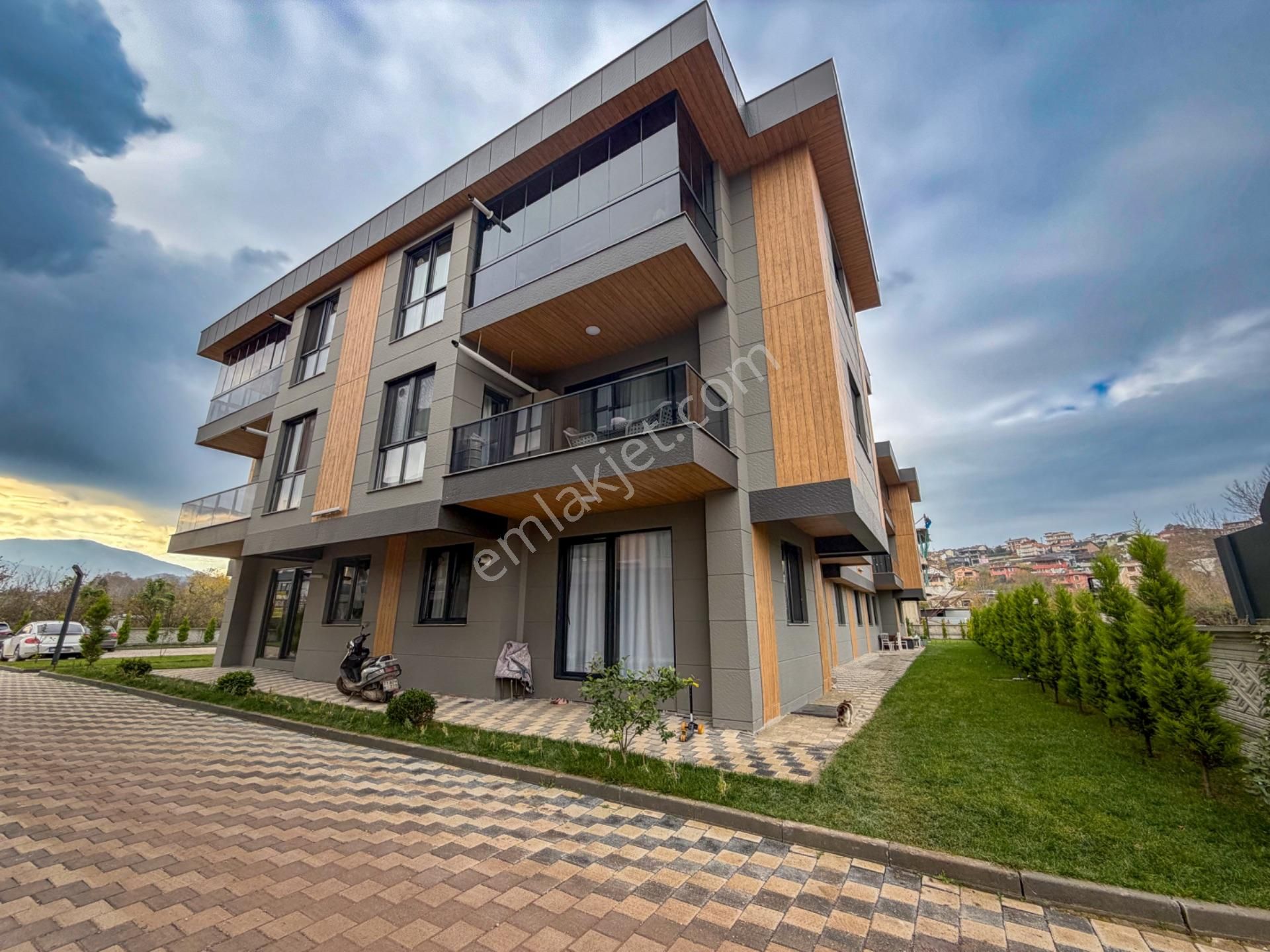 Site İçerisinde Bahçe Kullanımlı 3+1 Satılık Daire