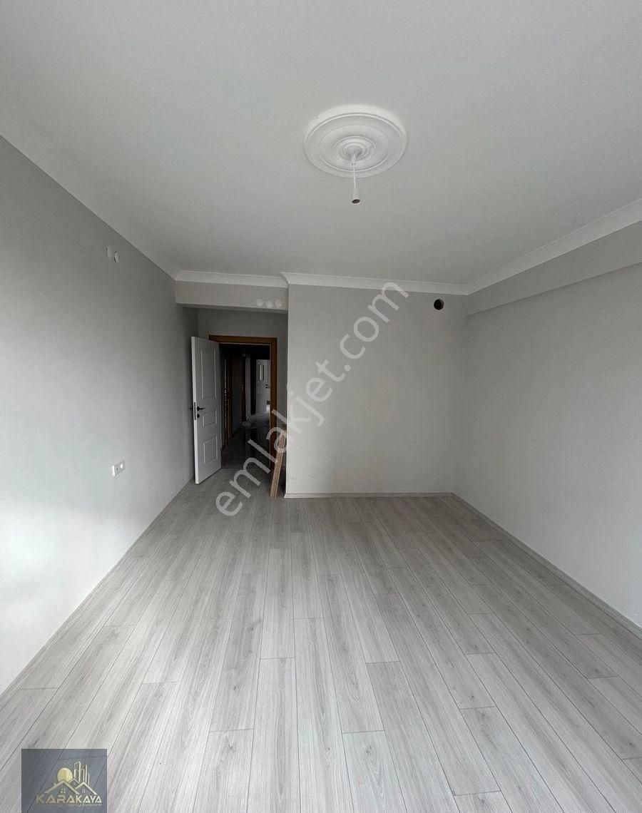 Karakayadan İstiklal Mahallesinde 3+1 Ara Kat 180m2 Satılık Full Yapılı Daire - Görsel 4