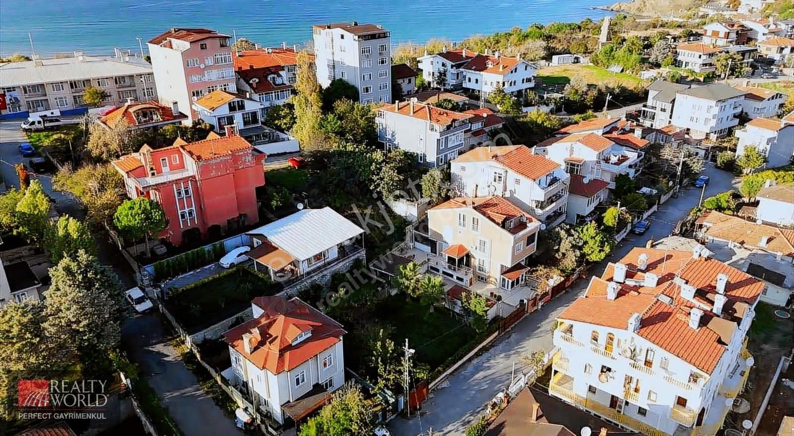 *realty World* Kilyos 'da 600m2 İçin'de Satılık Seçkin Bir Villa