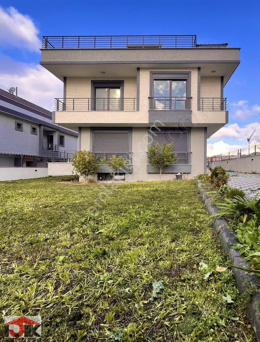 Villalar Bölgesinde Müstakil 380m2 Bahçe