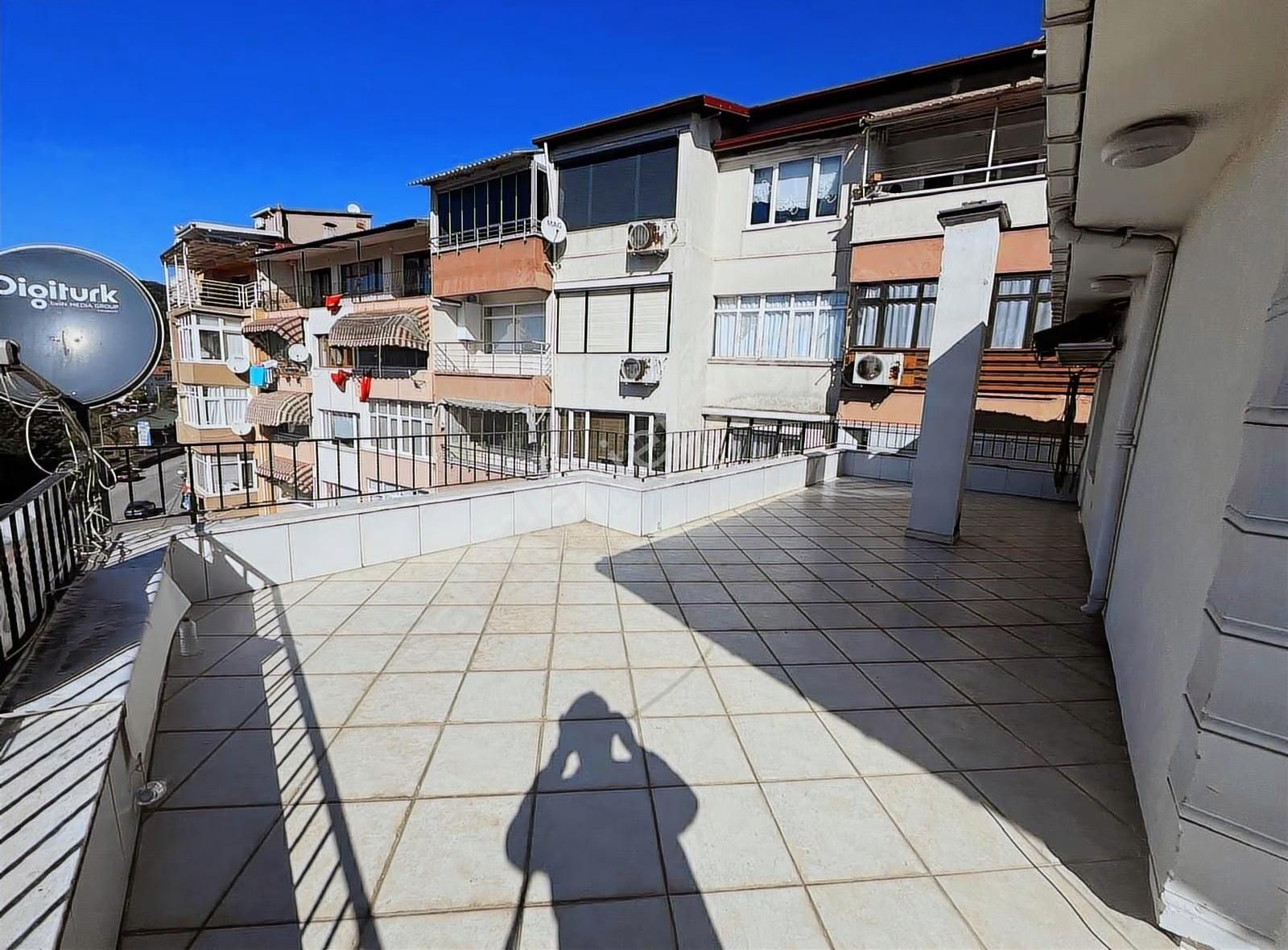 Öner Güneri'den Panoramik Deniz Manzaralı Satılık Büyük 2+1