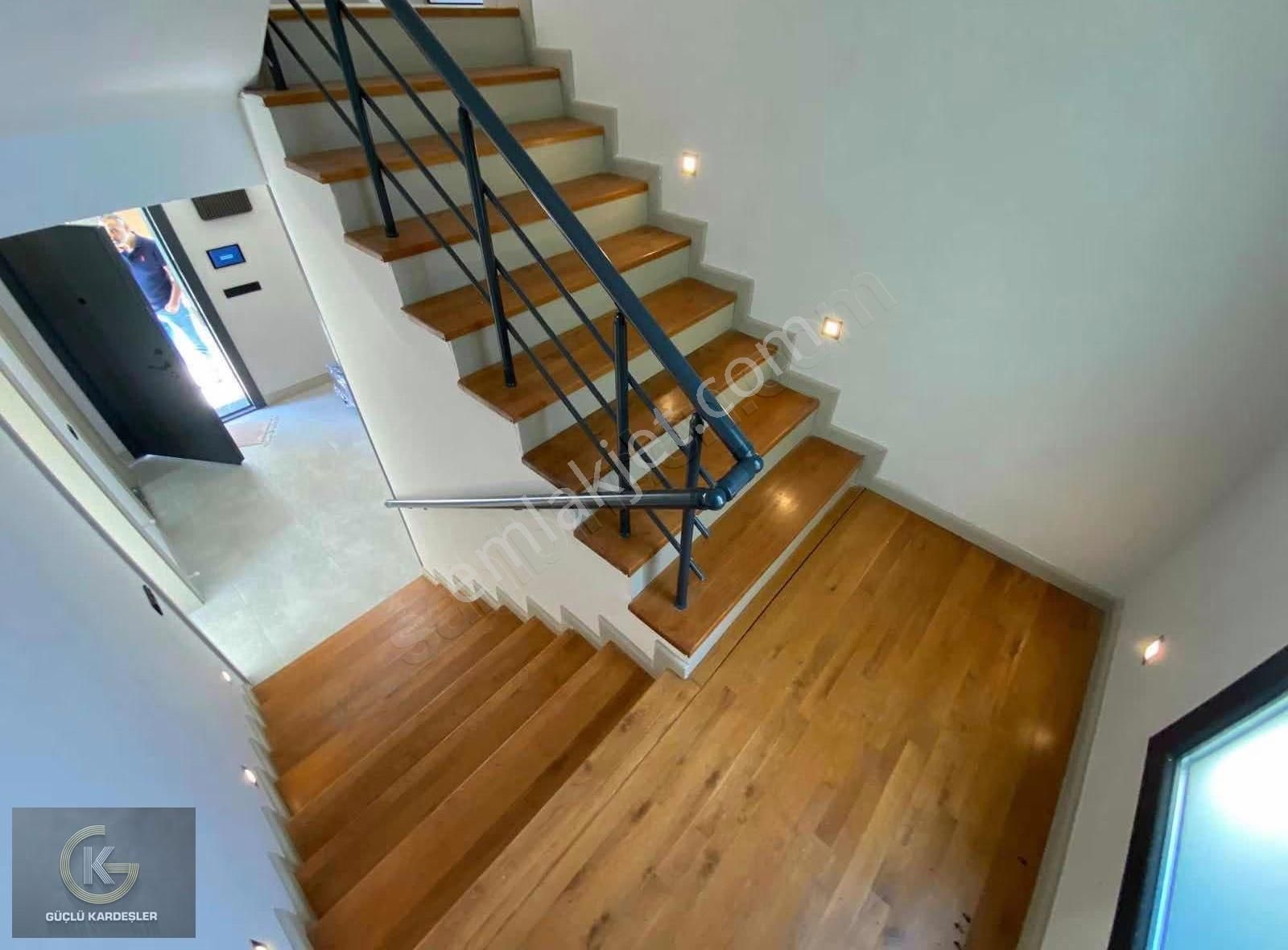 Güçlü Kardeşler Denize Sıfır Konumda 5+2 Müstakil Villa - Görsel 32