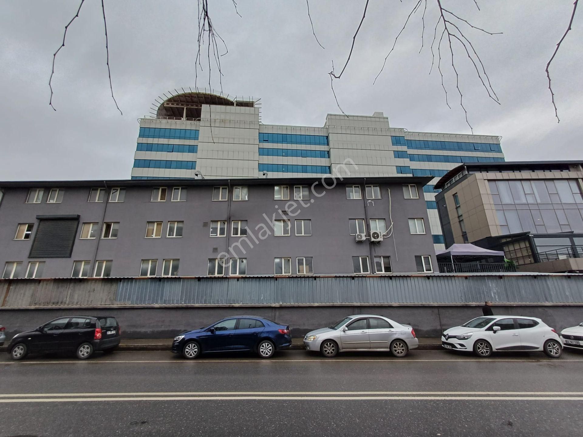 Çekmeköy Hastanesi Arkasında, Cadde Üzeri, Ön Kullanımlı Dükkan