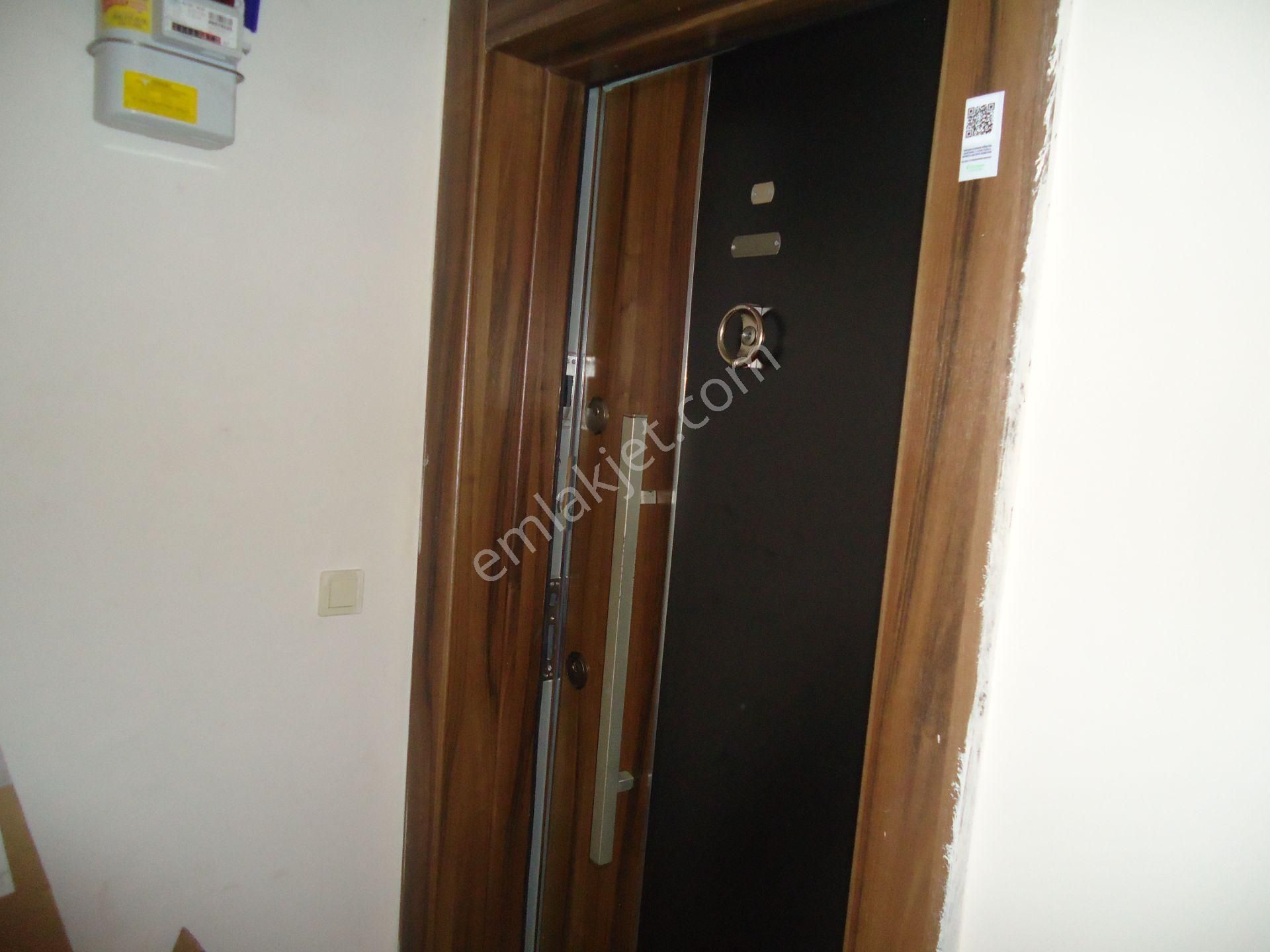 Krc'den Merkezi Konumda Eşyalı Kiralık 3+1 Daire - Görsel 2