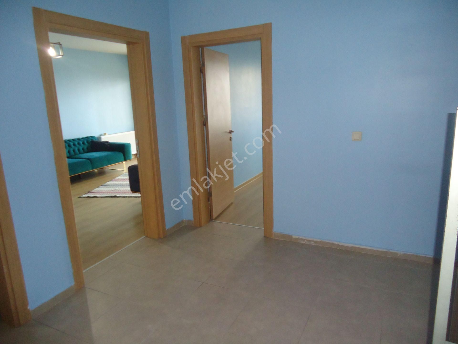Krc'den Merkezi Konumda Eşyalı Kiralık 3+1 Daire - Görsel 4