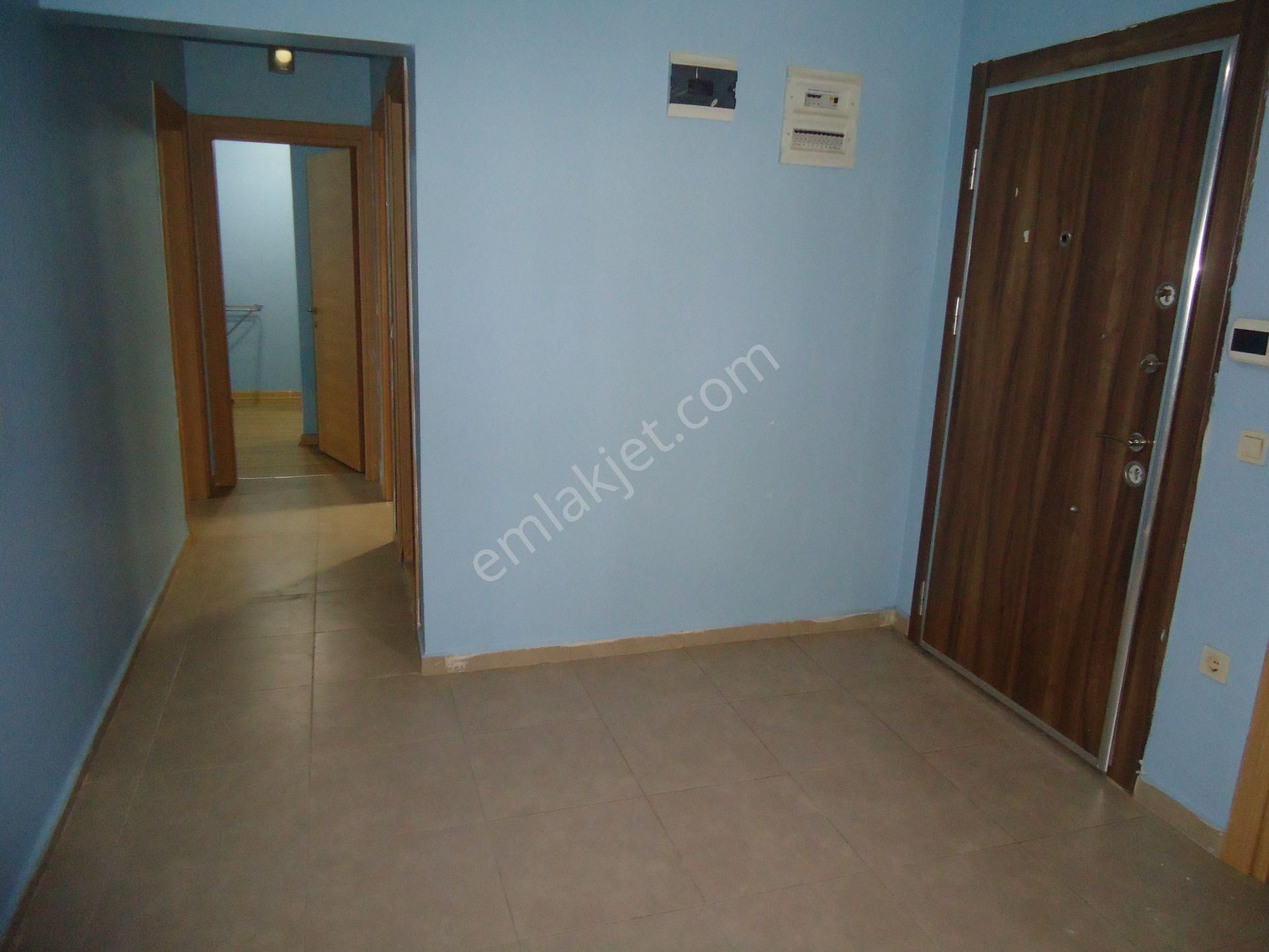 Krc'den Merkezi Konumda Eşyalı Kiralık 3+1 Daire - Görsel 5