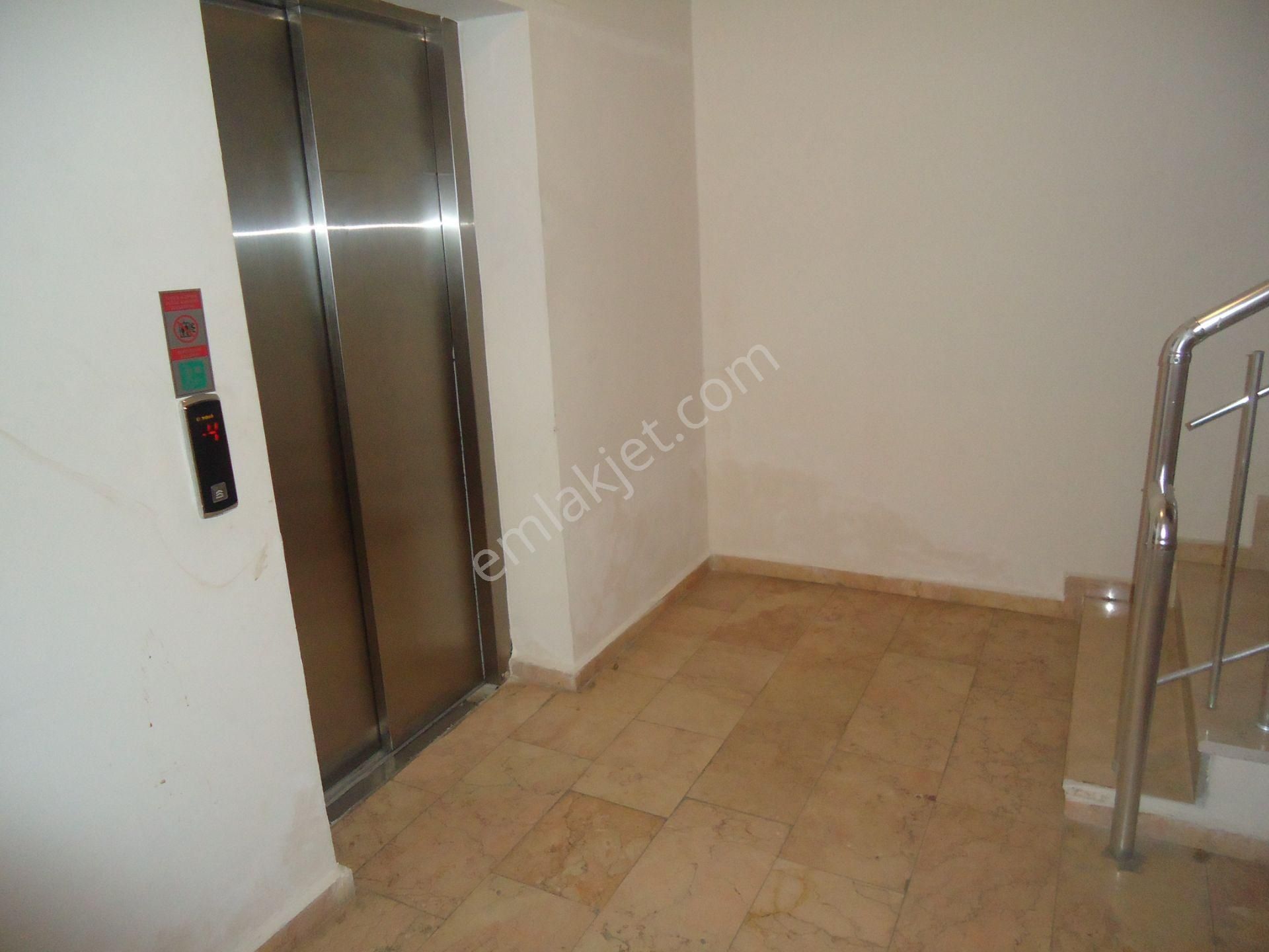 Krc'den Merkezi Konumda Eşyalı Kiralık 3+1 Daire - Görsel 3