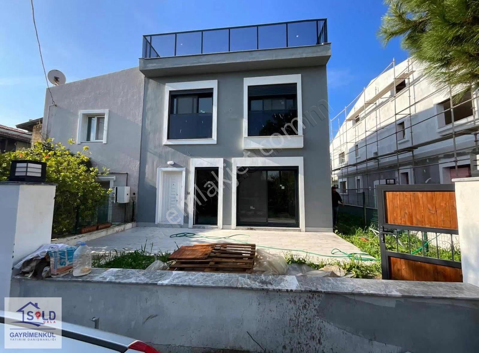 Urla Güvendik Mah Çeşmealtında Sıfır Denize Yakın Satılık Villa - Görsel 9