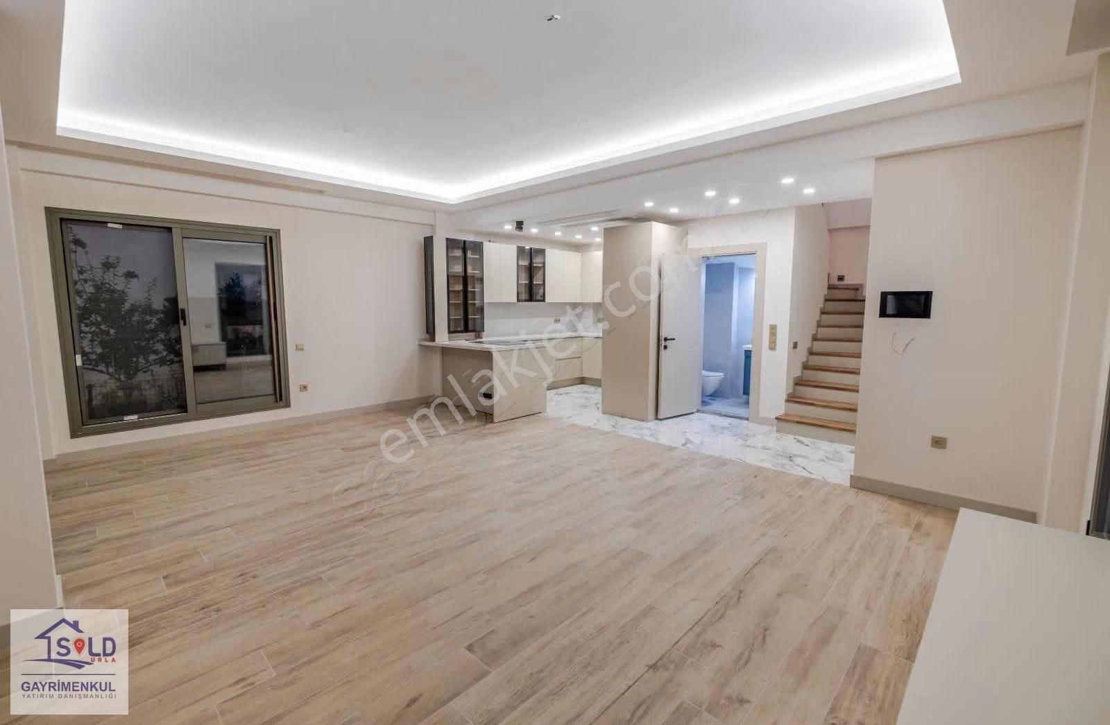 Urla İskele'de Denize 50m Satılık Villa - Görsel 22