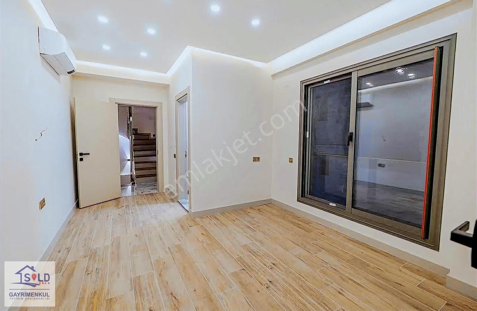 Urla İskele'de Denize 50m Satılık Villa - Görsel 31