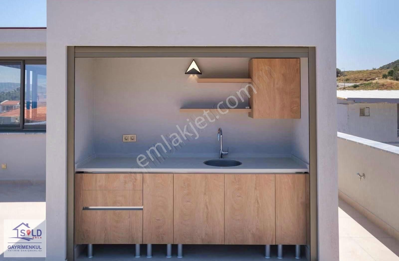Urla İskele'de Denize 50m Satılık Villa - Görsel 35