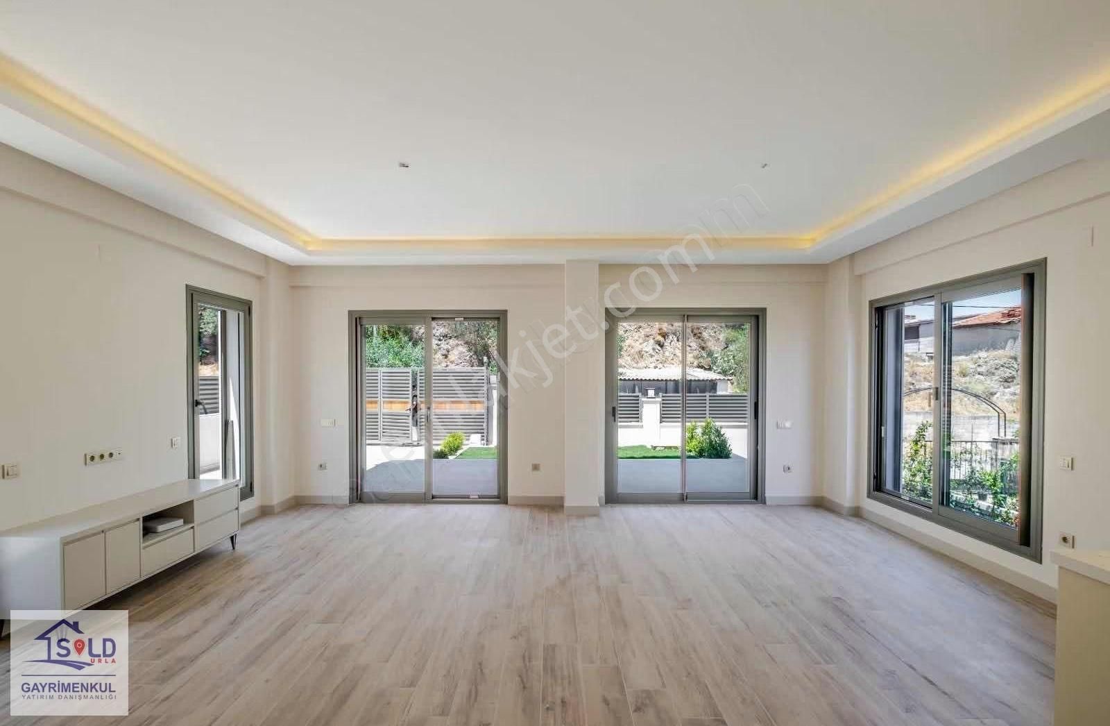 Urla İskele'de Denize 50m Satılık Villa - Görsel 11