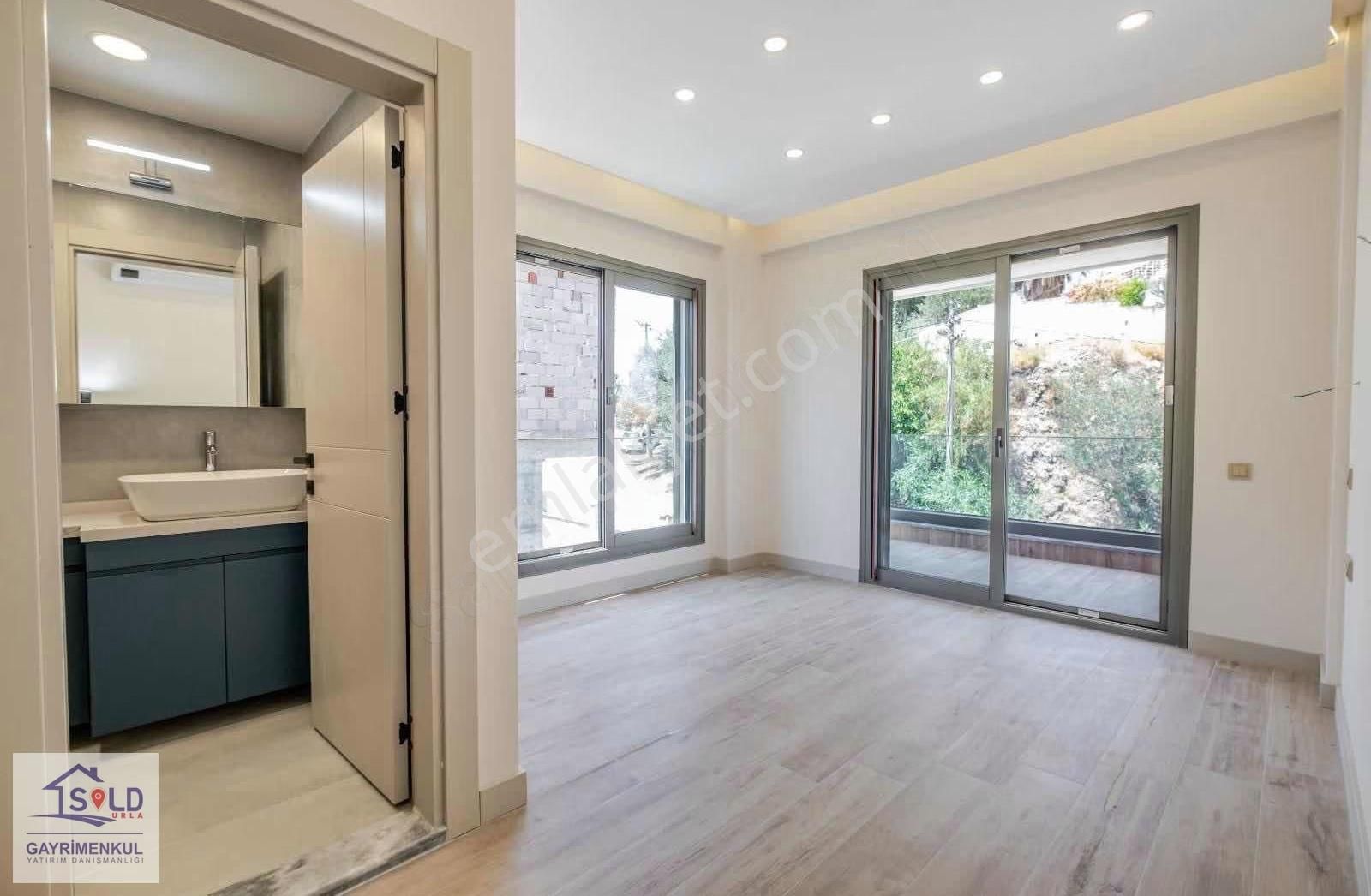 Urla İskele'de Denize 50m Satılık Villa - Görsel 2