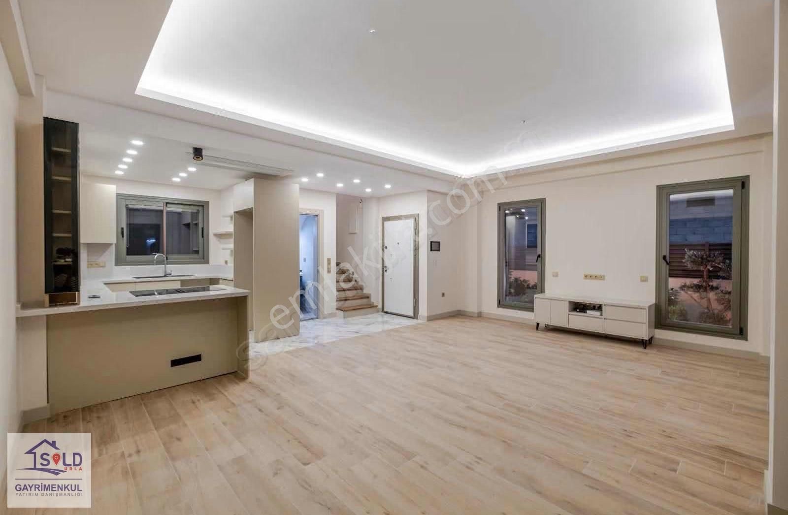 Urla İskele'de Denize 50m Satılık Villa - Görsel 25