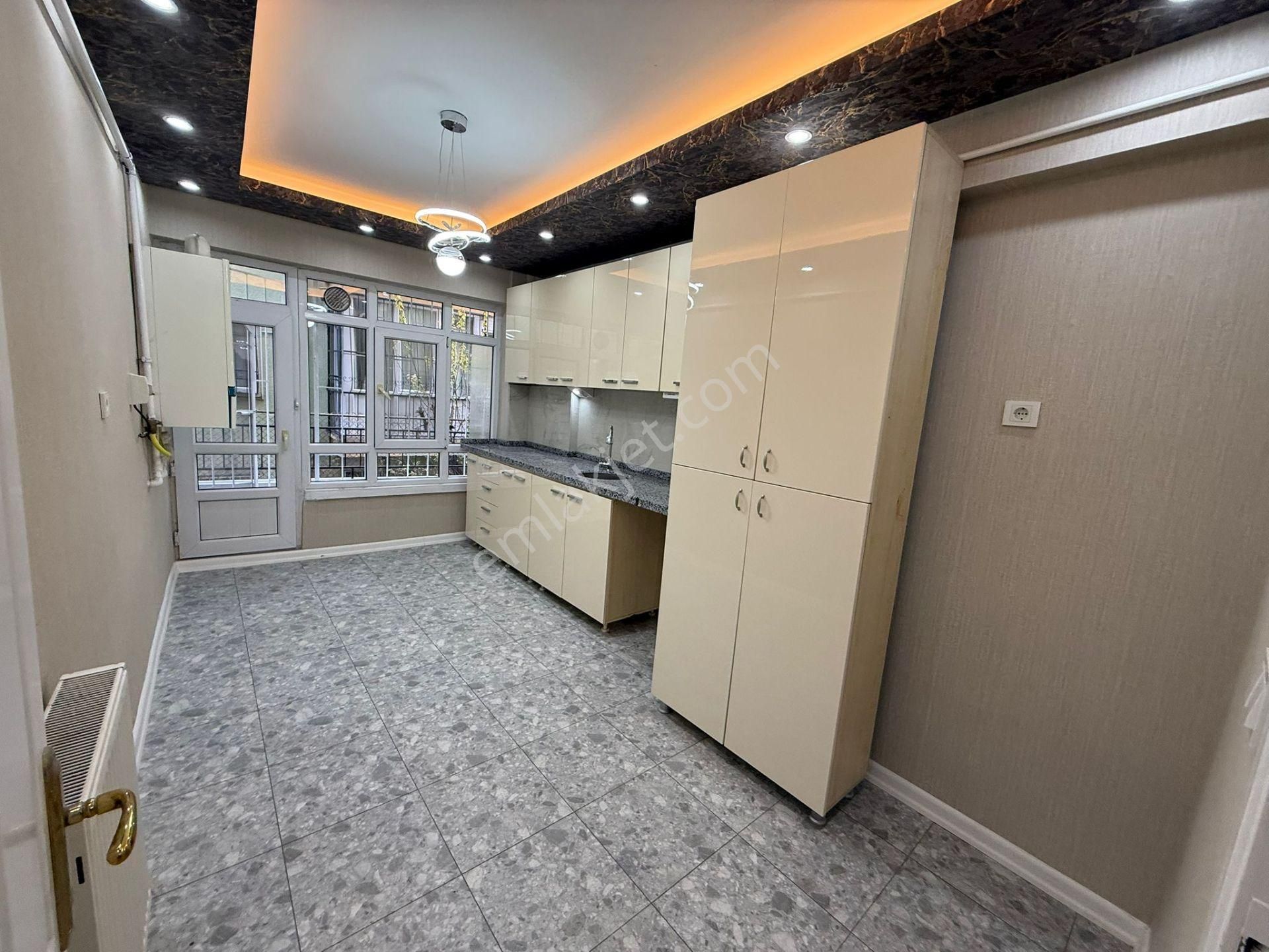 Vatan'dan Tepebaşı Cuma Sokak'ta Megalüks Yapılı Yüksek Giriş Balkonlu Satılık 3+1 Daire - Görsel 4