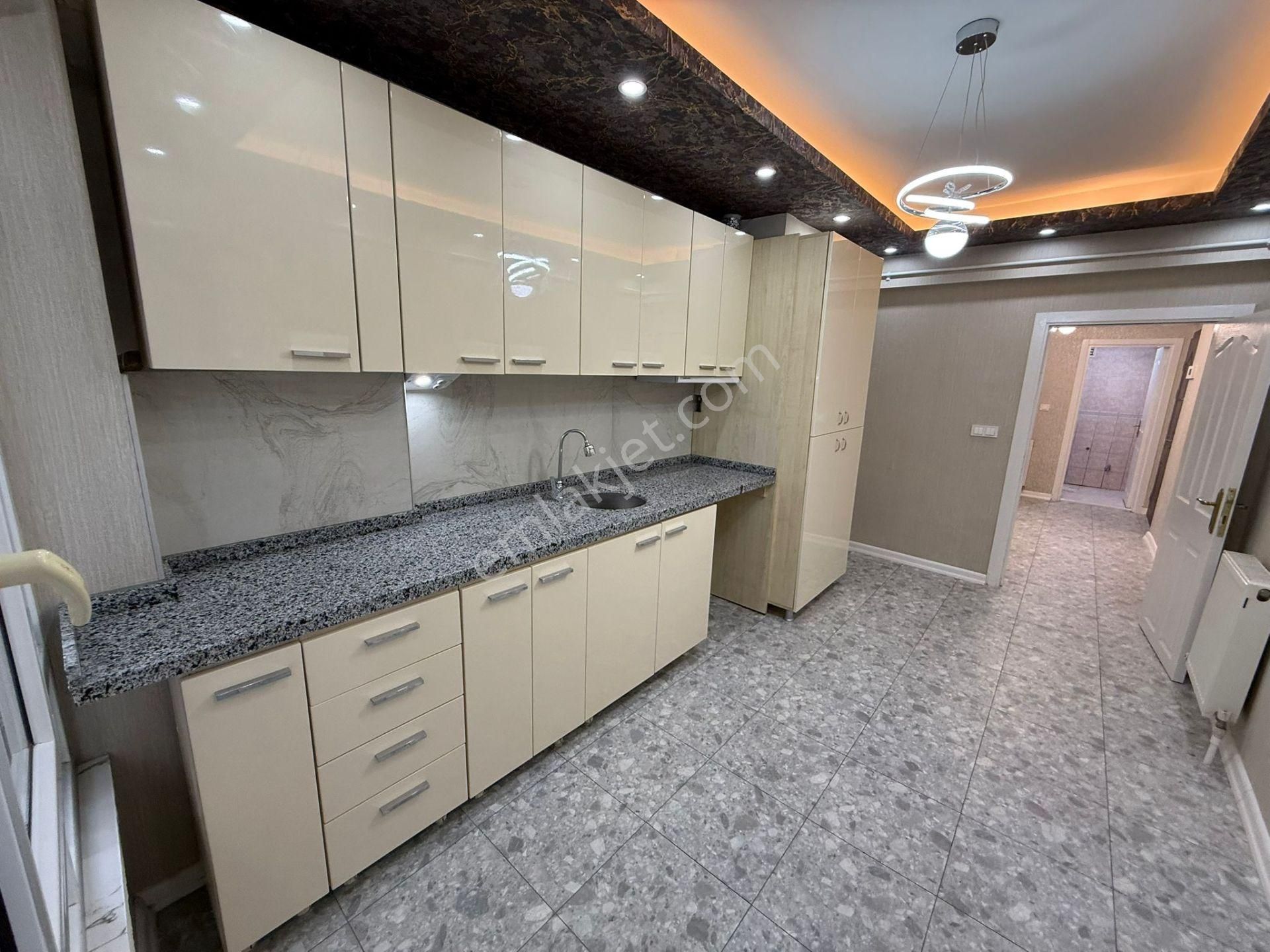 Vatan'dan Tepebaşı Cuma Sokak'ta Megalüks Yapılı Yüksek Giriş Balkonlu Satılık 3+1 Daire