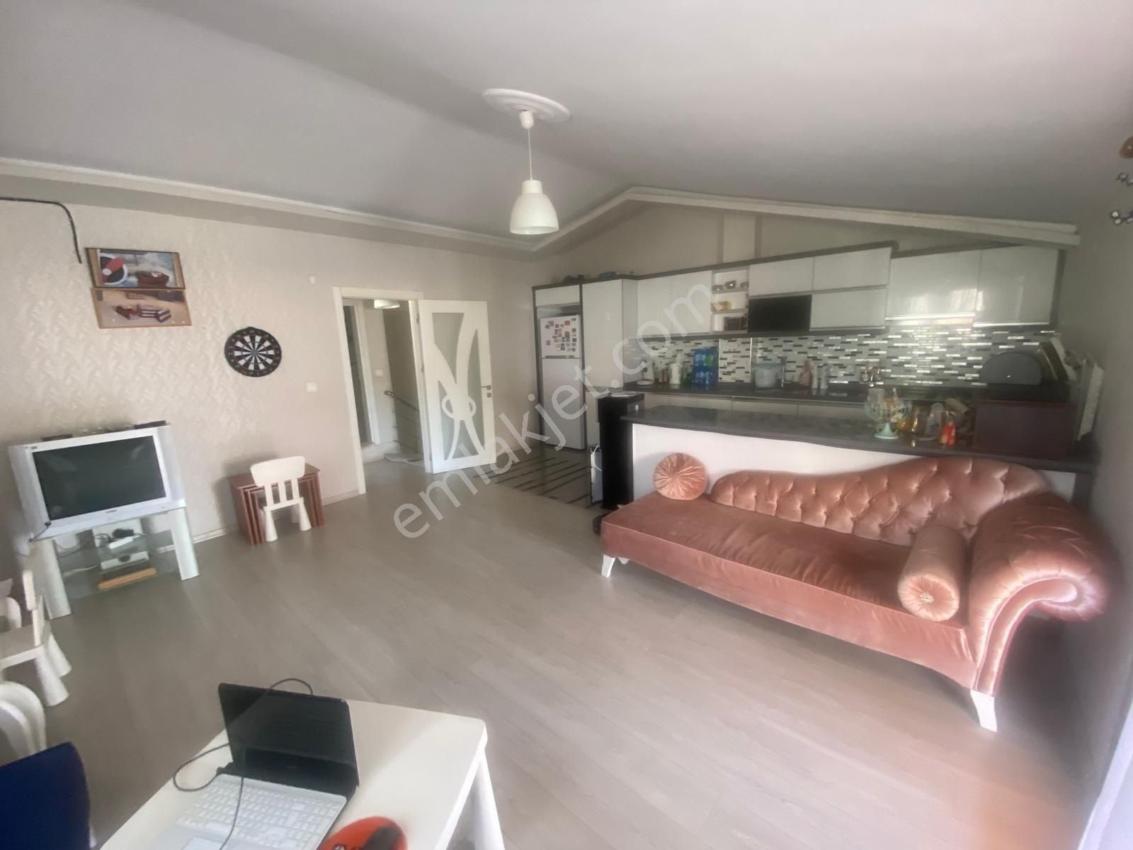 Altınkum'da Denize Yürüme Mesafesinde Geniş 3+1 Dublex