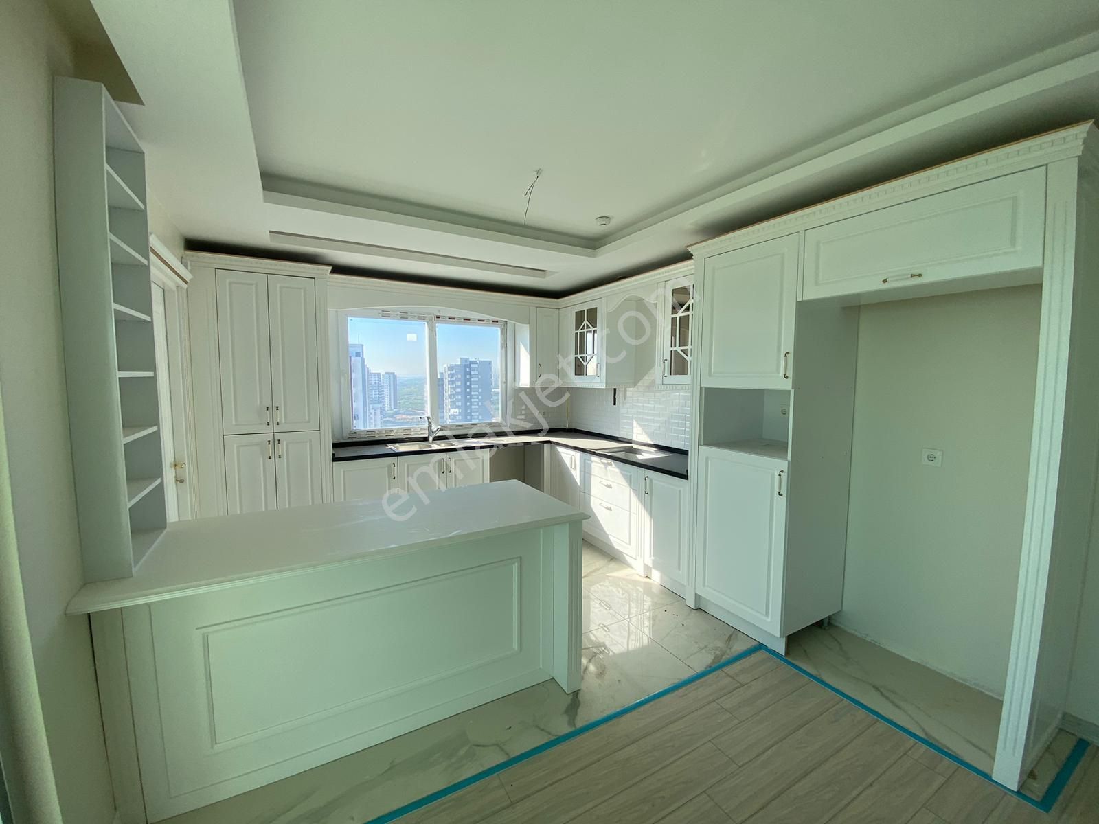 Karınca'dan Akdeniz Mh'de Giyinme Odalı Ebeveyn Banyolu 4+1 Satılık