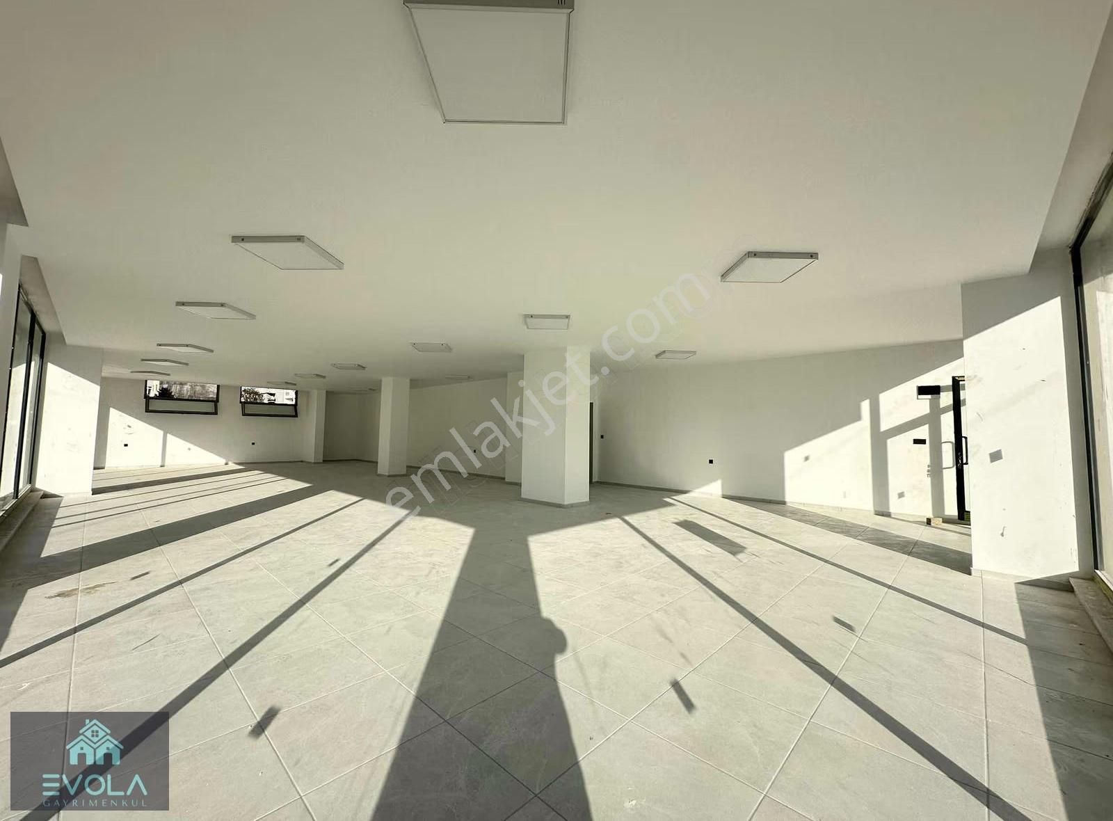 Evola Gayrimenkul'den İşlek Cadde Üzerinde Kiralık 200m² Dükkan