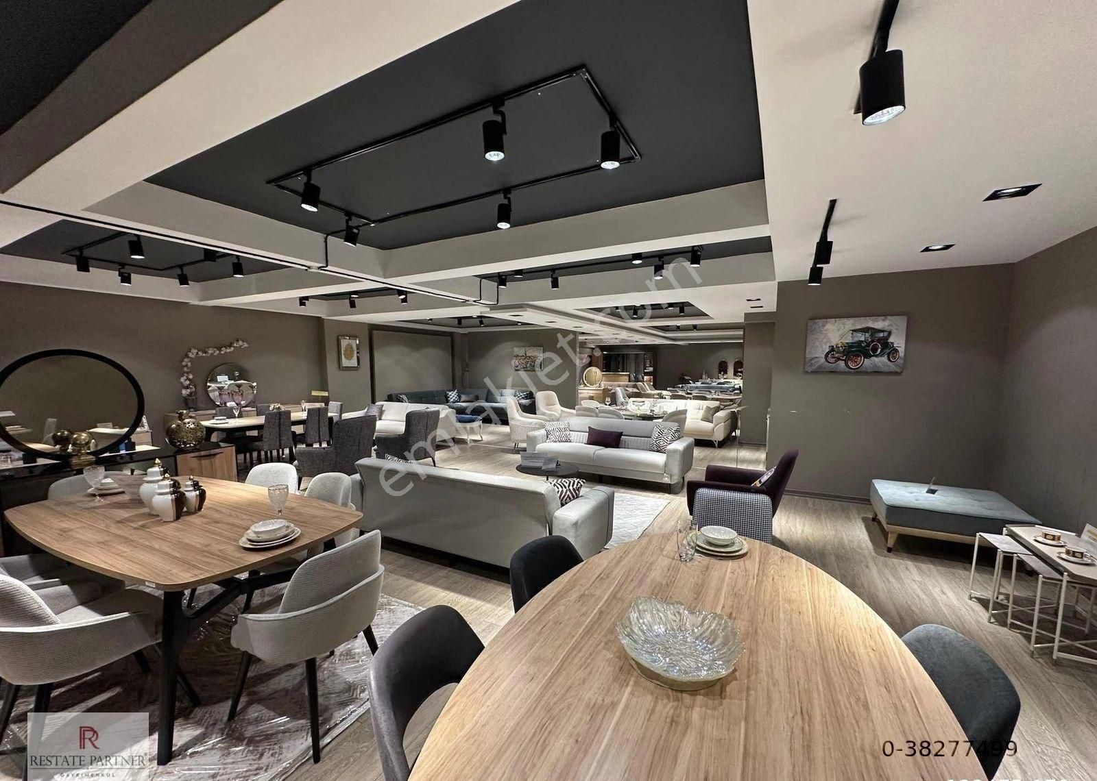 Küçüksu Cad. Üzeri Köşe Konumda Üç Katlı Muazzam Showroom Mağaza