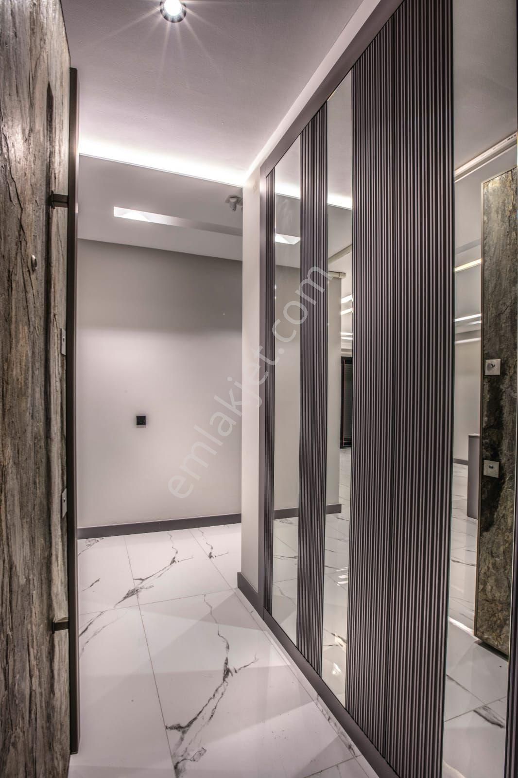 Kuşadası Şehir Merkezinde Havuzlu Türk Hamamlı Saunalı Sitede Yerden Isıtmalı 3+1 150 M2 Sıfır Daire - Görsel 2