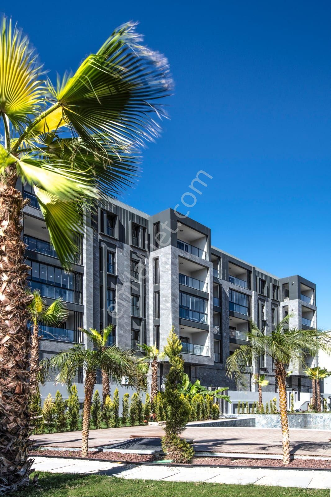 Kuşadası Şehir Merkezinde Havuzlu Türk Hamamlı Saunalı Sitede Yerden Isıtmalı 3+1 150 M2 Sıfır Daire