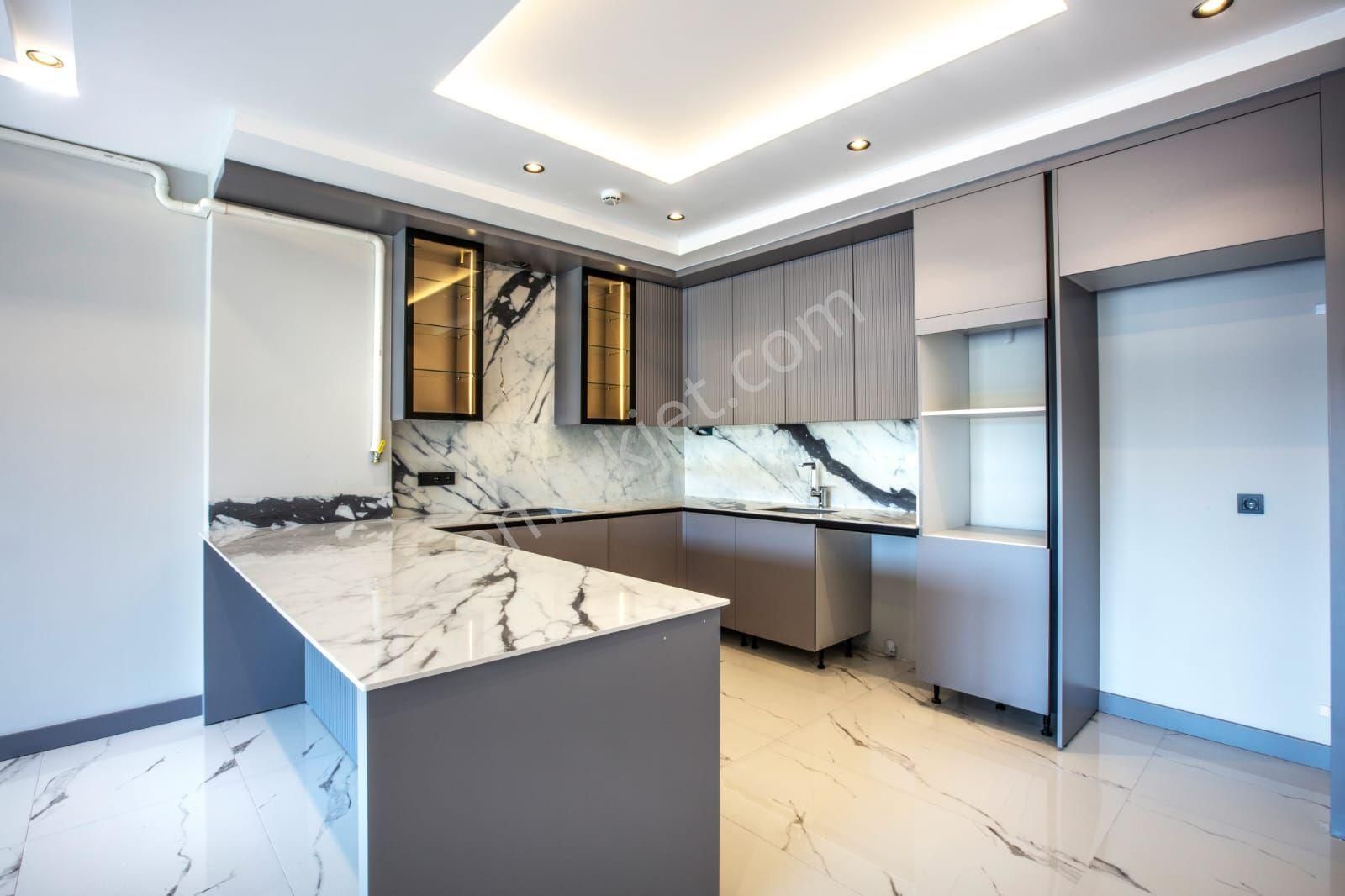 Kuşadası Şehir Merkezinde Havuzlu Türk Hamamlı Saunalı Sitede Yerden Isıtmalı 3+1 150 M2 Sıfır Daire - Görsel 8