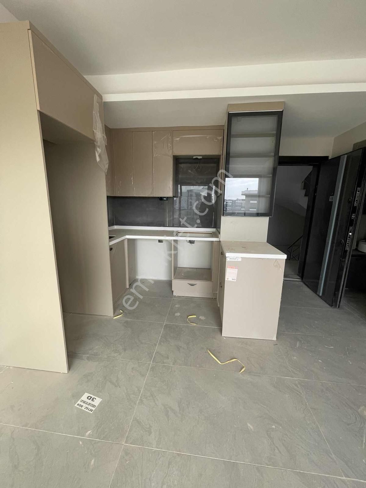 İskanlı 40 Lık Yola Cephe Oturuma Hazır 1+1