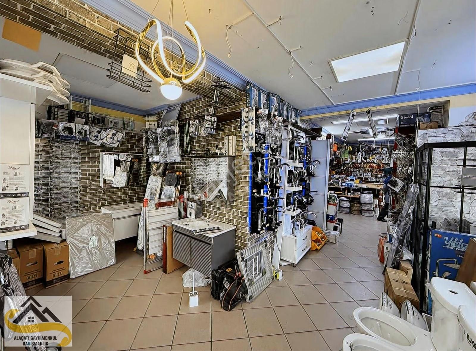 Alaçatı Dan Süper Konum 350 M2 İki Ayrı Tapu İki Köşe Dükkan