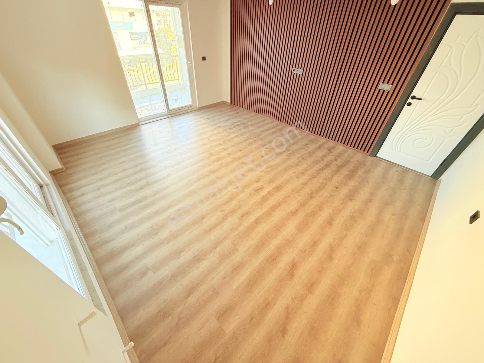 Varsak Karşıyakada Tranvaya 50 M Mesafede Cadde Üstü Sıfır 2+1