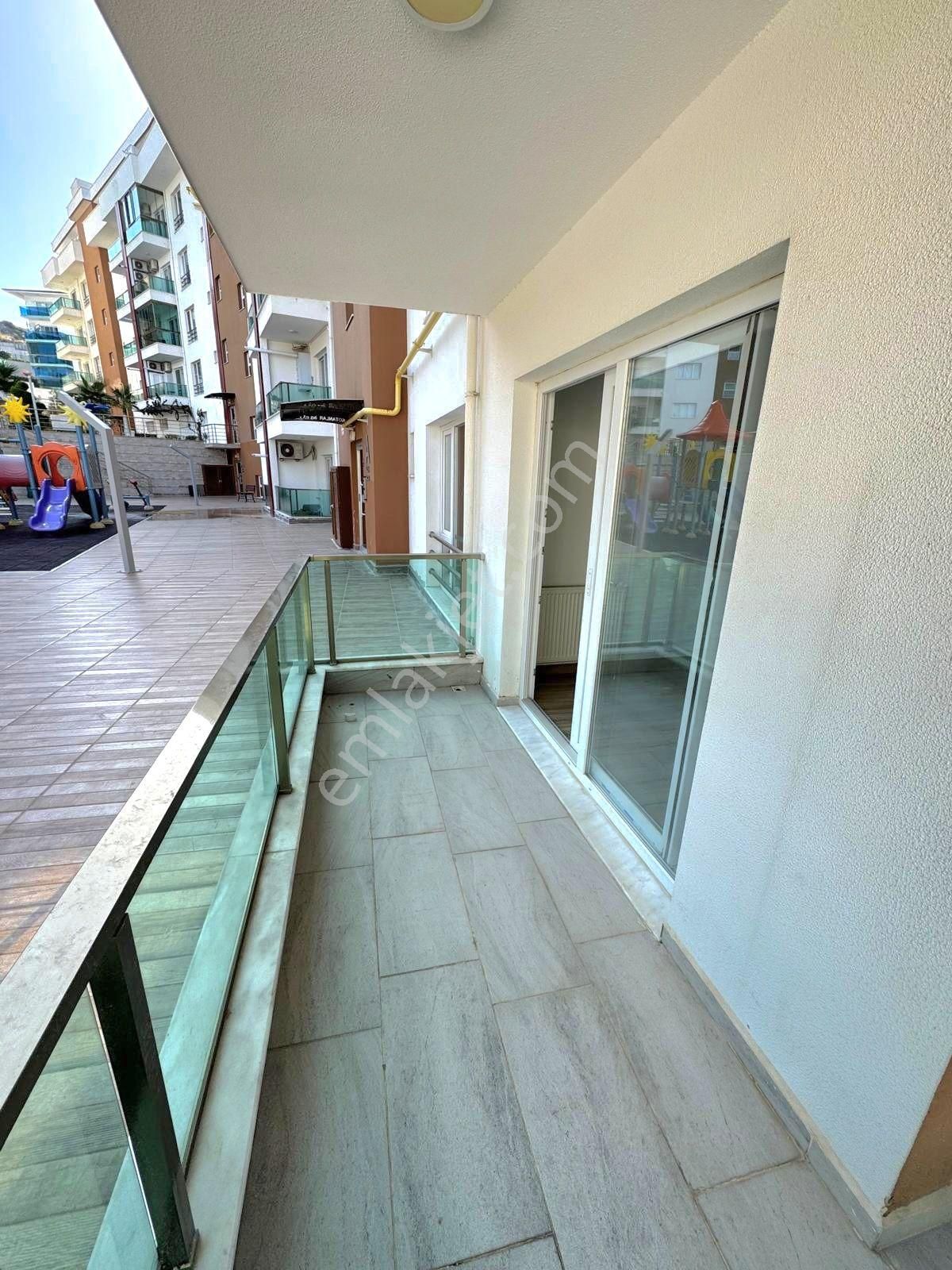 Kuşadası Merkezde Kapalı Mutfaklı Site İçi Satılık 3+1 Daire - Görsel 14