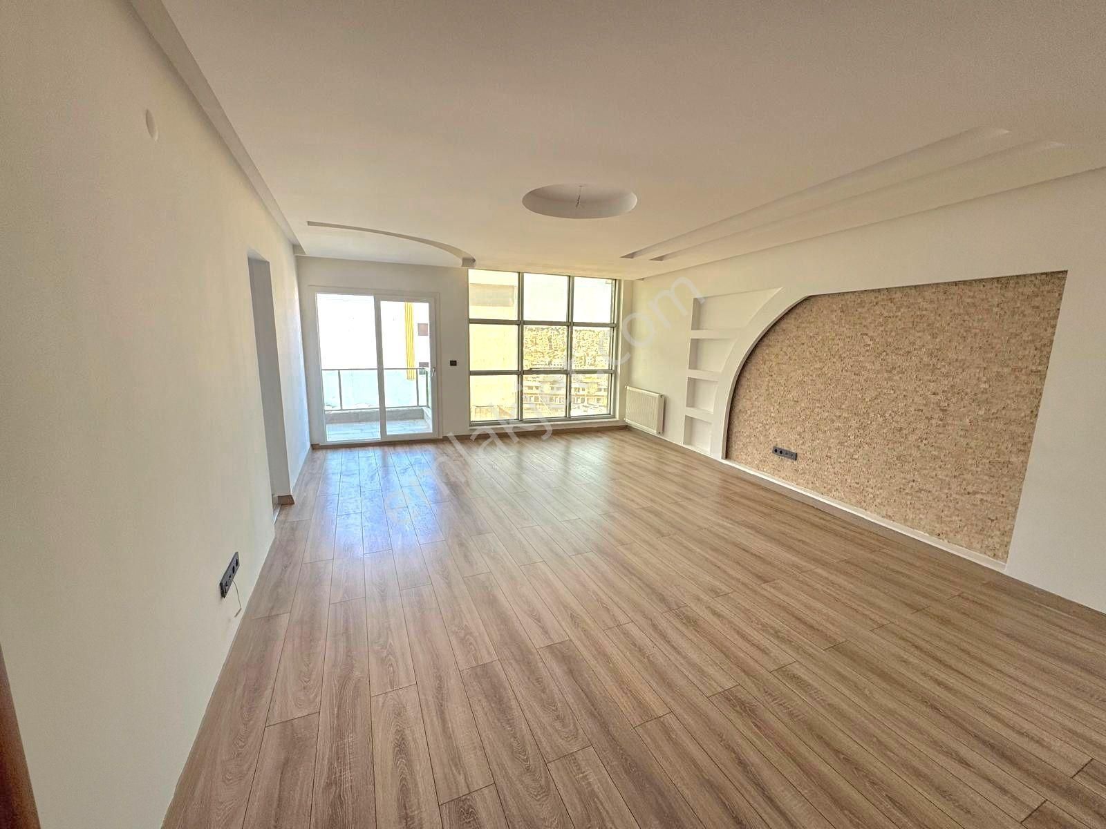 Kuşadası Merkezde Kapalı Mutfaklı Site İçi Satılık 3+1 Daire