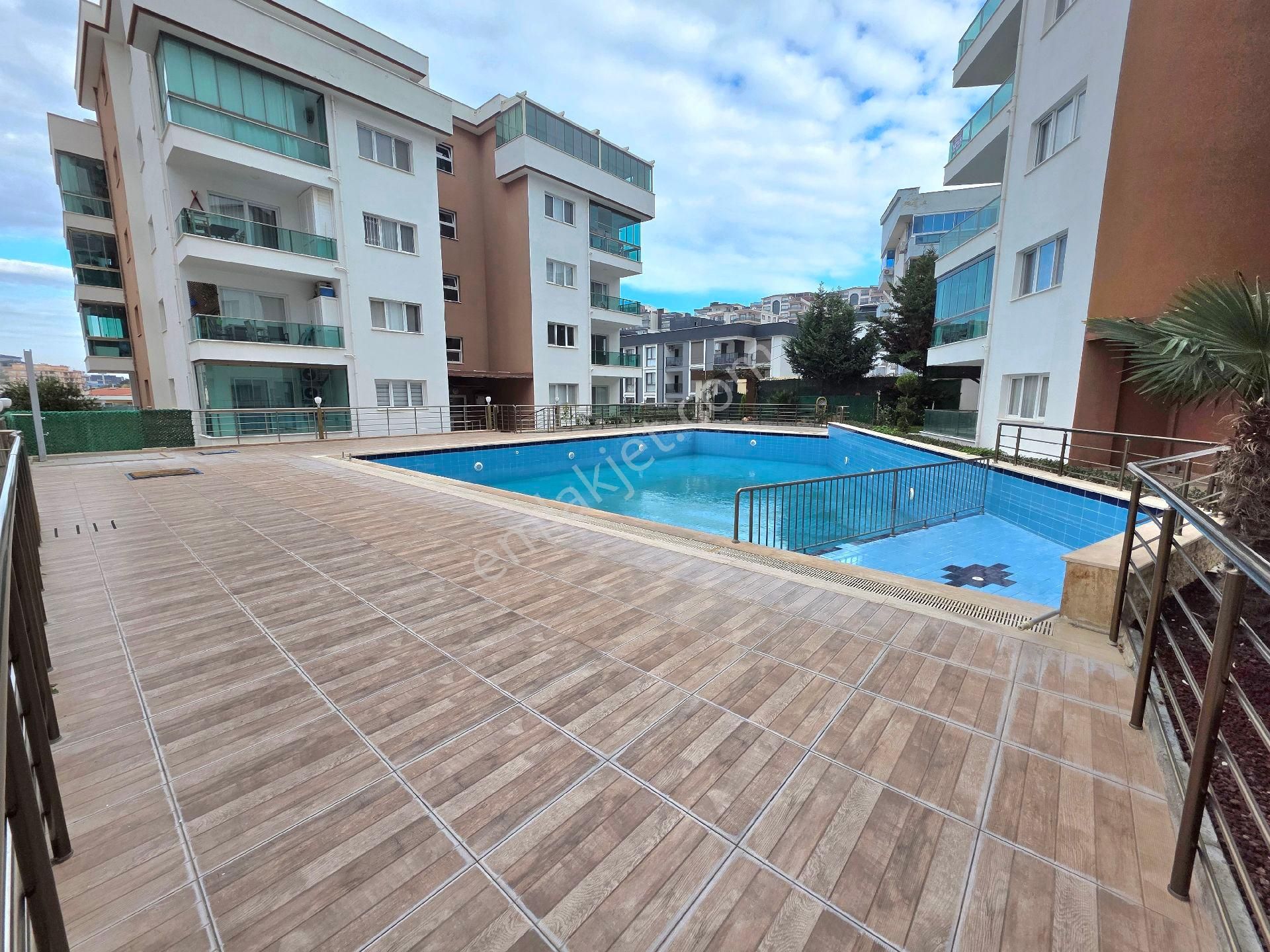 Kuşadası Merkezde Kapalı Mutfaklı Site İçi Satılık 3+1 Daire - Görsel 32