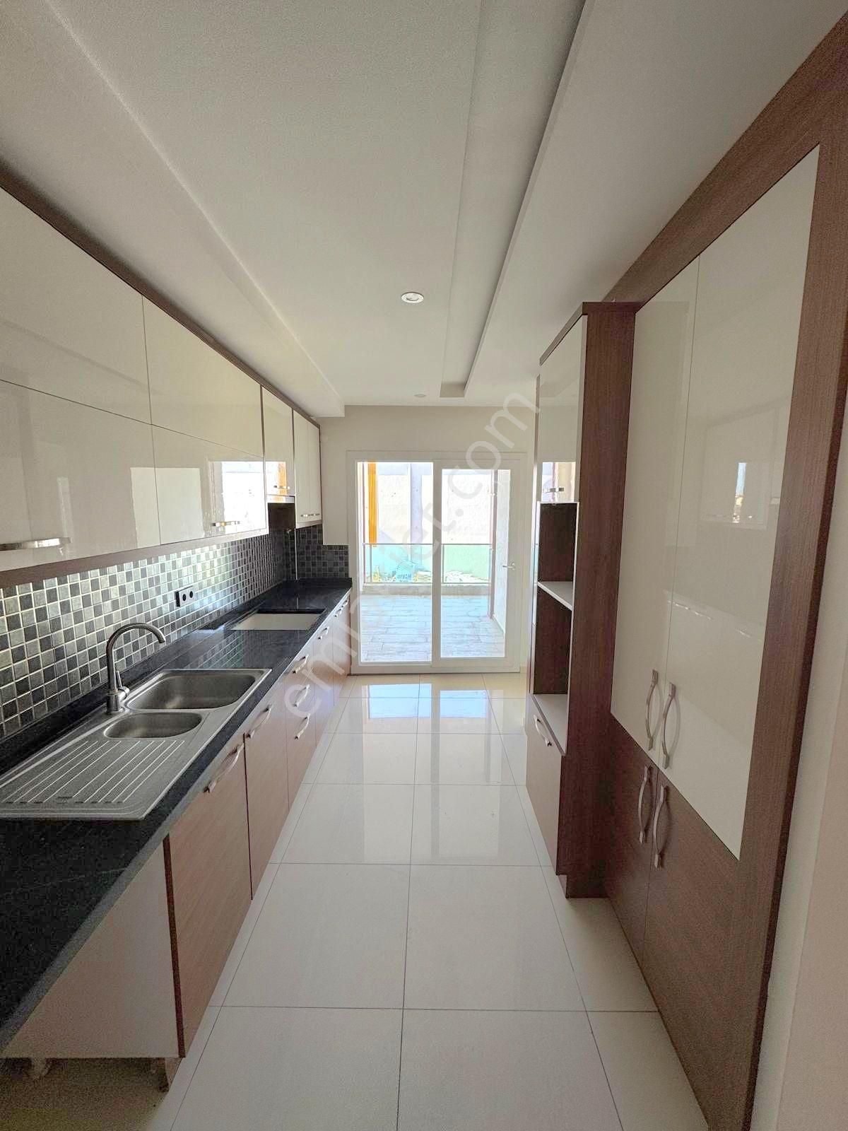 Kuşadası Merkezde Kapalı Mutfaklı Site İçi Satılık 3+1 Daire - Görsel 4