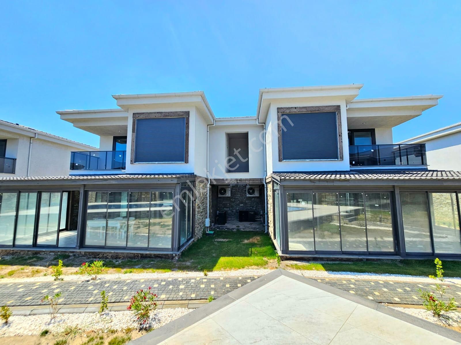 ▶ ▶ Akçay Körfez'den Denize Sıfır Havuzlu Site İçinde 3+1 Sıfır Satılık Villa - Görsel 3