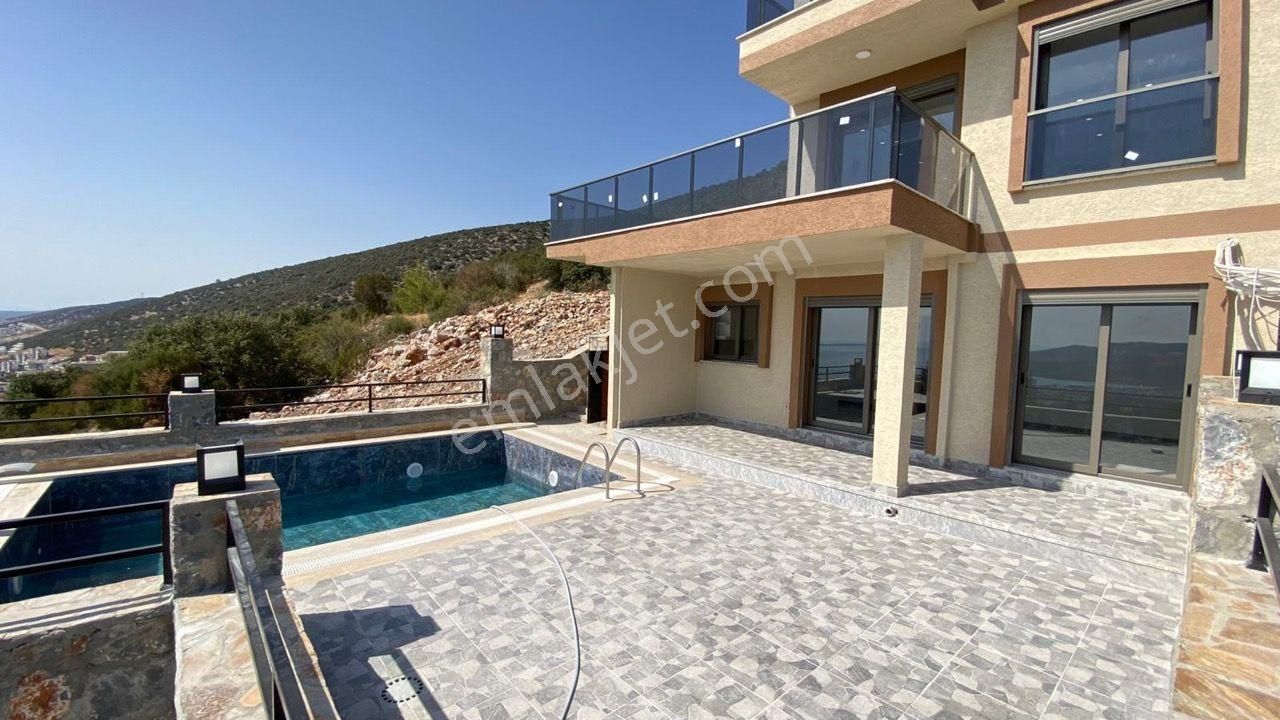 Didim Akbükte Kesintisiz Deniz Manzaralı, Havuzlu Lüks Müstakil - Görsel 11