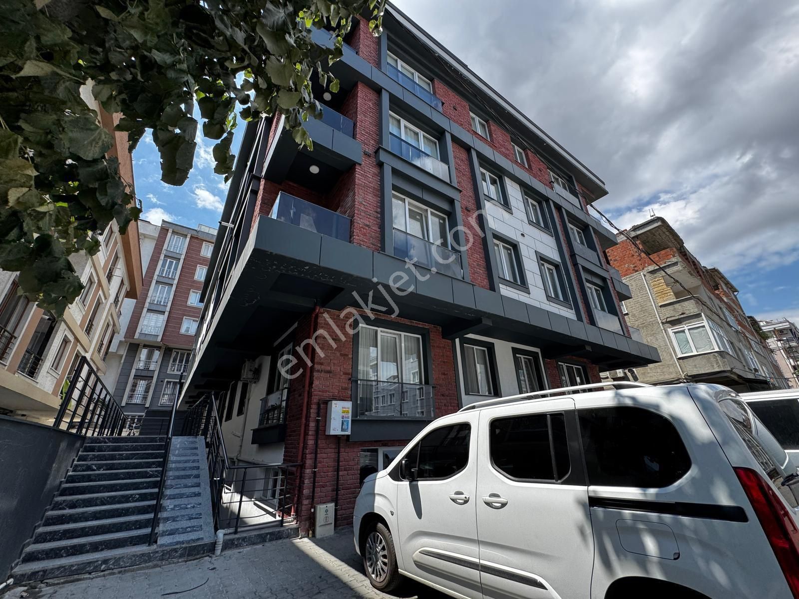 Beylikdüzü Yakuplu Da Satılık 2+1 Arakat Metrobüse Yürüme 15 Dk