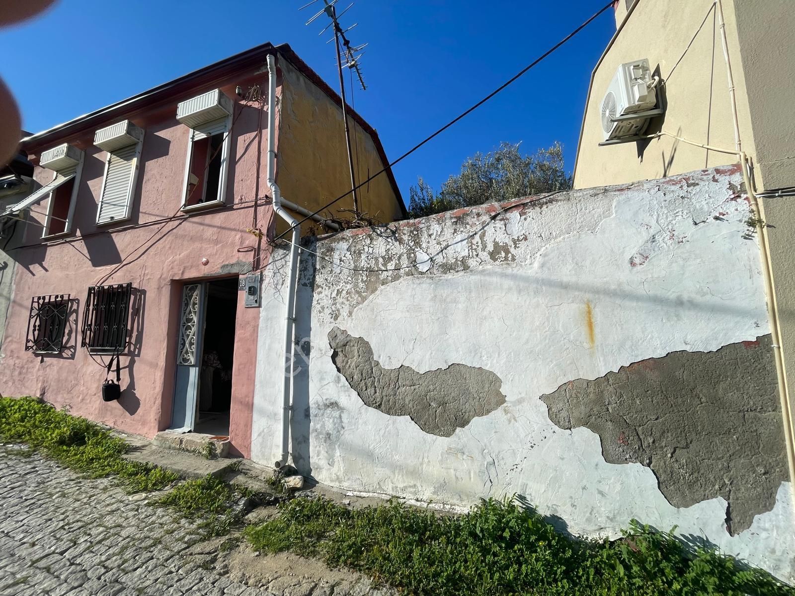 Ayvalık Merkez'de 2 Katlı 2+1 Kagir Ev İle İmarlı Arsa - Görsel 3