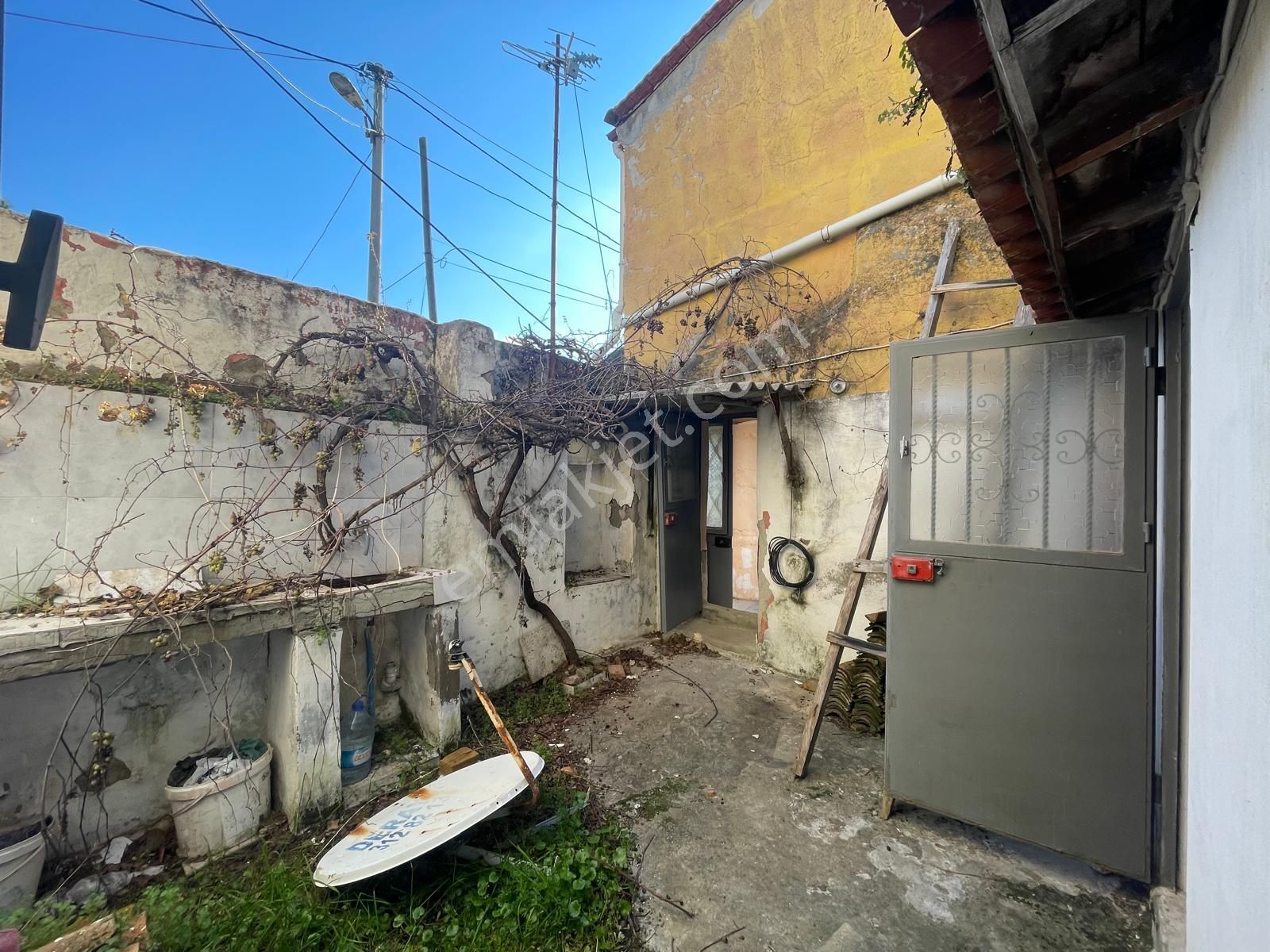 Ayvalık Merkez'de 2 Katlı 2+1 Kagir Ev İle İmarlı Arsa - Görsel 17