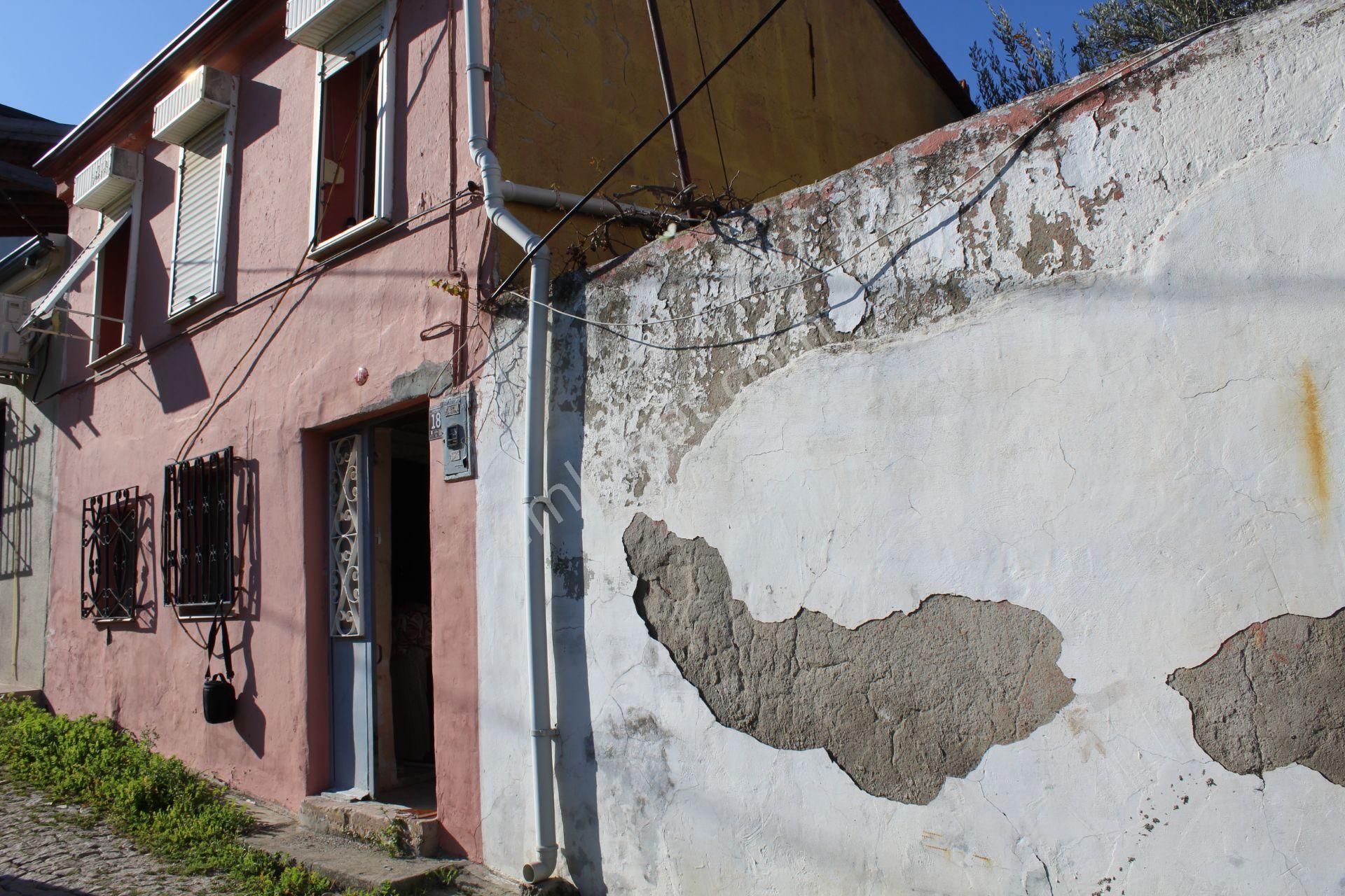 Ayvalık Merkez'de 2 Katlı 2+1 Kagir Ev İle İmarlı Arsa - Görsel 2