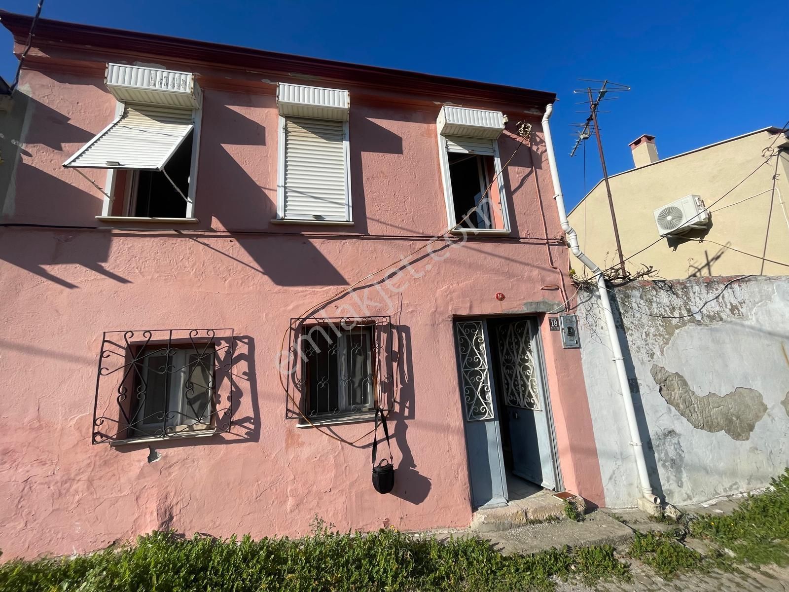 Ayvalık Merkez'de 2 Katlı 2+1 Kagir Ev İle İmarlı Arsa