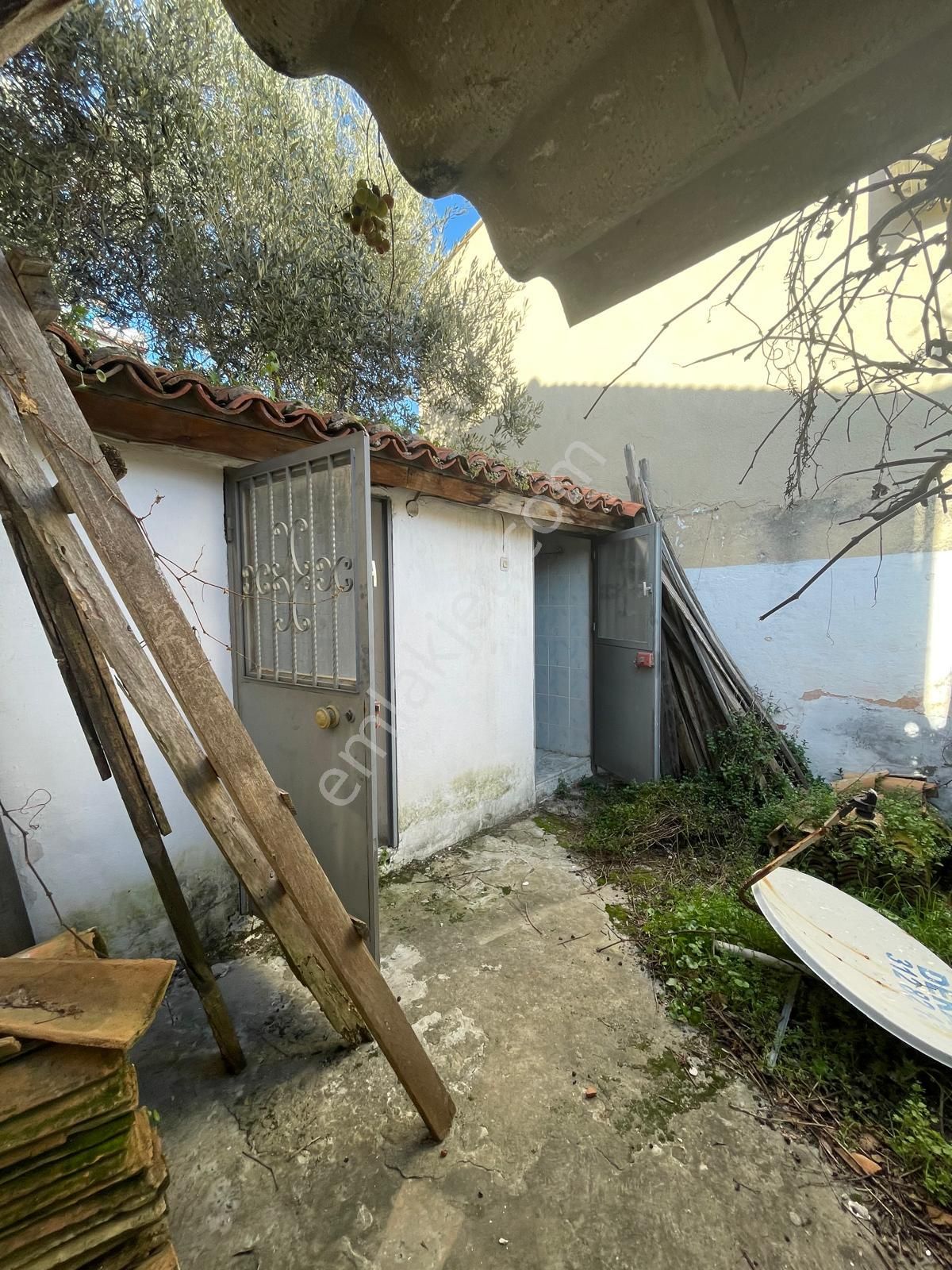 Ayvalık Merkez'de 2 Katlı 2+1 Kagir Ev İle İmarlı Arsa - Görsel 16