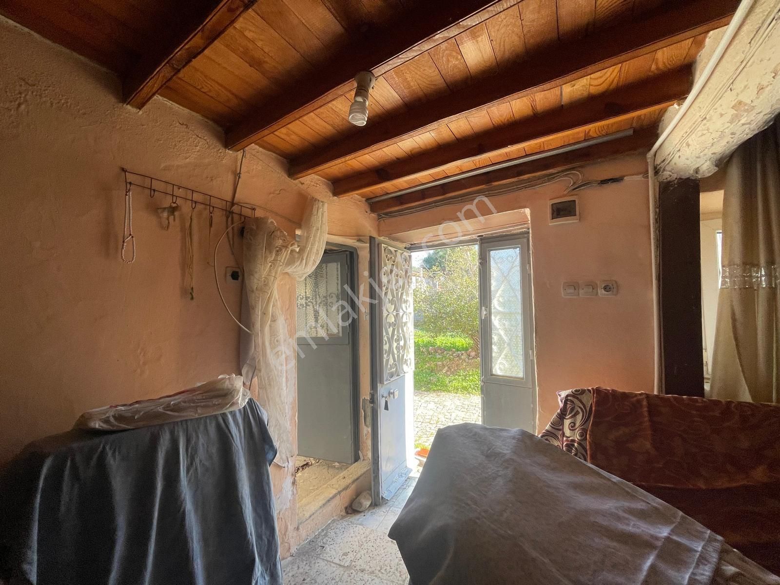 Ayvalık Merkez'de 2 Katlı 2+1 Kagir Ev İle İmarlı Arsa - Görsel 4