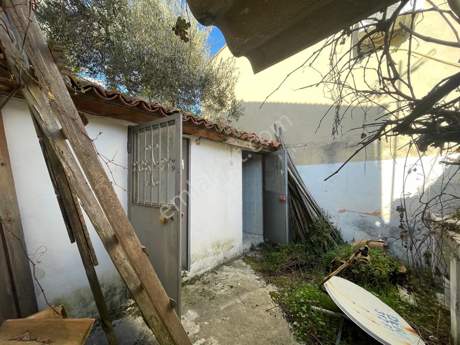 Ayvalık Merkez'de 2 Katlı 2+1 Kagir Ev İle İmarlı Arsa - Görsel 15