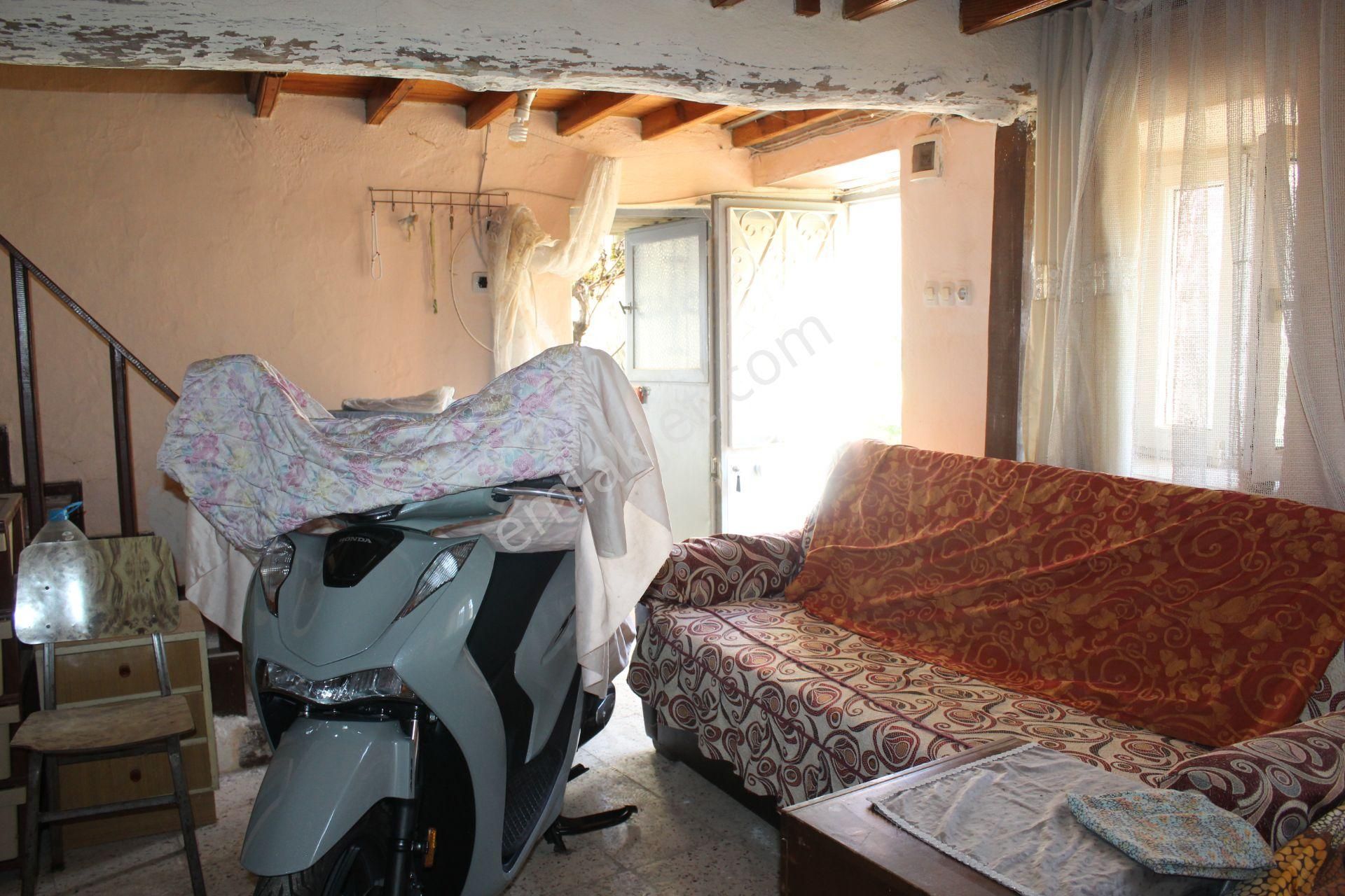 Ayvalık Merkez'de 2 Katlı 2+1 Kagir Ev İle İmarlı Arsa - Görsel 11