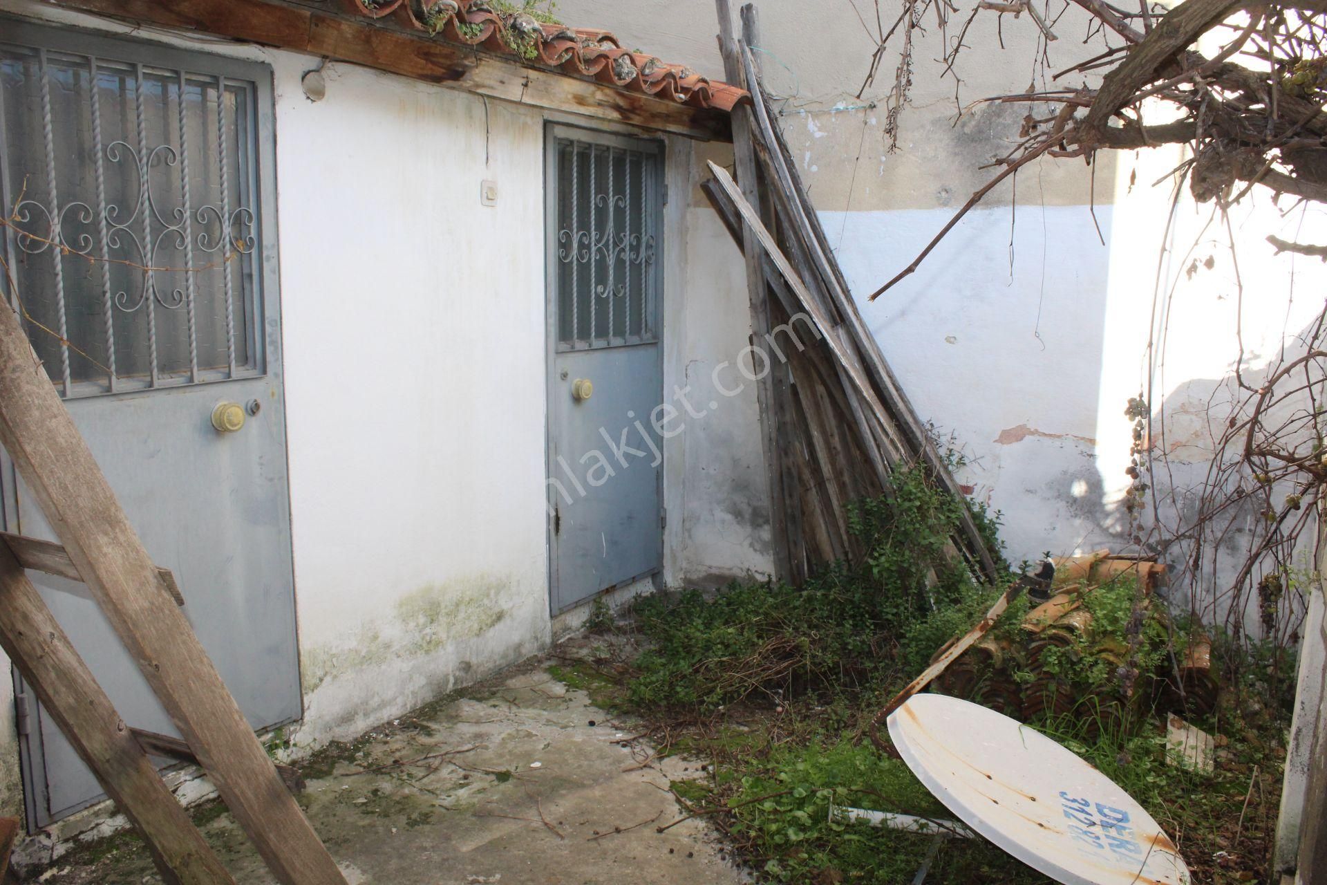 Ayvalık Merkez'de 2 Katlı 2+1 Kagir Ev İle İmarlı Arsa - Görsel 13