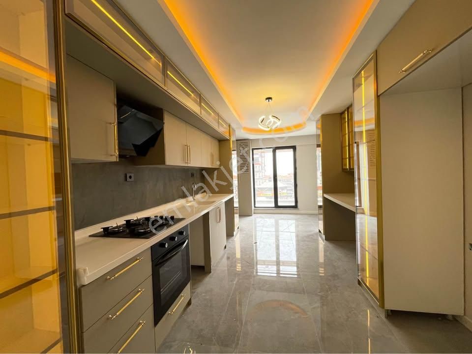 Beylikdüzü Cumhuriyet Mh. Metrobüse Yakın 5 Dk Mesafede 2+1 Daire..