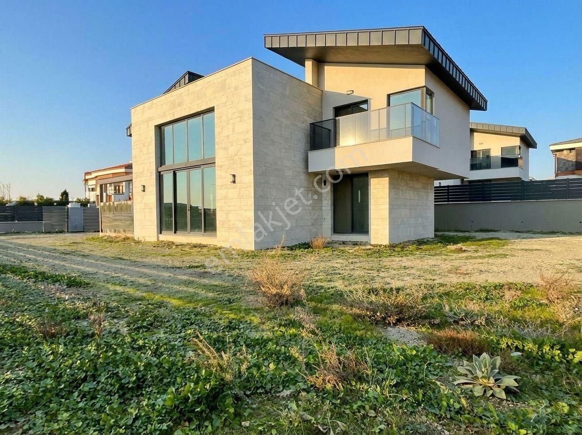 İzmir Seferihisar 800 M2 Arsa Loft Salon Tüm Odalarda Banyo Lüks Villa