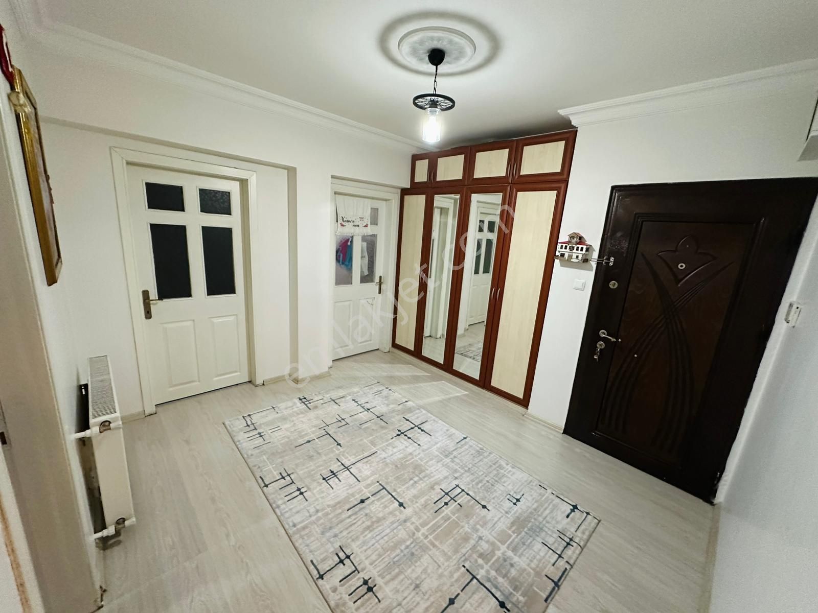 Ufuktepe'de Cadde Üzeri 3+1 Site Dairesi - Görsel 8
